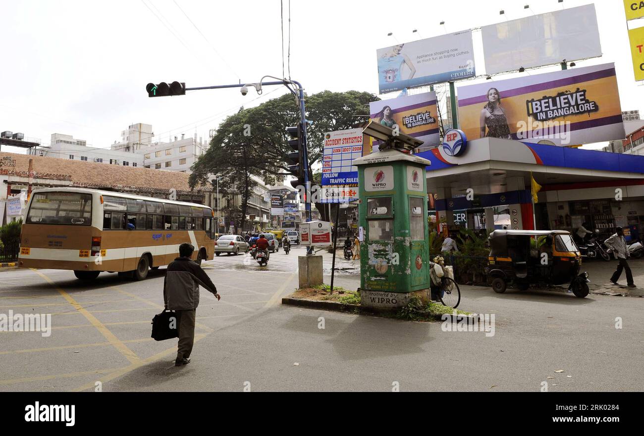 Bildnummer: 52613992 Datum: 11.07.2008 Copyright: imago/Xinhua Mann läuft auf der Mahatma Gandhistraße in Bangalore - Indien - PUBLICATIONxNOTxINxCHN, Landschaft; 2008, Bangalore, Indien, Straße; , quer, Kbdig, total, , Asien Bildnummer 52613992 Datum 11 07 2008 Copyright Imago XINHUA man läuft auf der Mahatma Gandhi Road in Bangalore Indien PUBLICATIONxNOTxINxCHN Landscape 2008 Bangalore India Road Horizontal Kbdig Long Shot Asia Stockfoto
