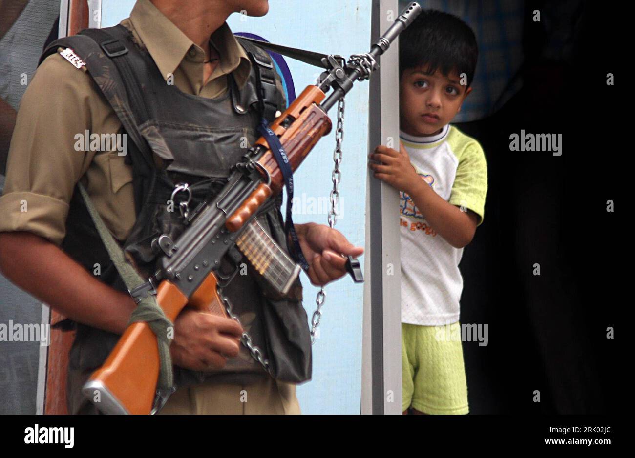 Bildnummer: 52618445 Datum: 11.07.2008 Copyright: imago/Xinhua muslimischer Junge betrachtet ängstlich einen mit einem Sturmgewehr bewaffneten indischen Paramilitär in Srinagar - Kashmir PUBLICATIONxNOTxINxCHN, Personen; 2008, Srinagar, Kaschmir, Indien, Soldat, Kind, Waffe, Gewehr; , quer, Kbdig, Gruppenbild, , Militaer, Staat, Asien Bildnummer 52618445 Datum 11 07 2008 Copyright Imago XINHUA Muslim Boy sieht Angst vor einem mit einem Sturmgewehr bewaffneten indischen Para-Militär in Srinagar Kashmir PUBLICATIONxNOTxINxCHN People 2008 Srinagar Kashmir India Soldat Kind Waffe Gewehr horizontal Kbdig Stockfoto