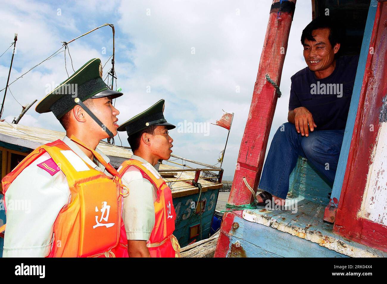 Bildnummer: 52632784 Datum: 27.07.2008 Copyright: imago/Xinhua Soldaten helfen Fischern - Sicherheitsvorkehrungen vor dem Taifun Fung Wong aus Fuzhou in der Provinz Fujian PUBLICATIONxNOTxINxCHN, Personen , optimistisch , premiumd; 2008, China, Vorbereitungen, Sicherheitsvorkehrungen, Einsatz, Rettungseinsatz, Soldat, Naturkatastrophe; , quer, Kbdig, Gruppenbild, Militaer, Staat, Gesellschaft, Asien Bildnummer 52632784 Datum 27 07 2008 Copyright Imago XINHUA Soldaten helfen Fischern Sicherheitsvorkehrungen vor dem Taifun Fung Wong Out Fuzhou in der Provinz Fujian PUBLICATIONxNOTxINxCH Stockfoto