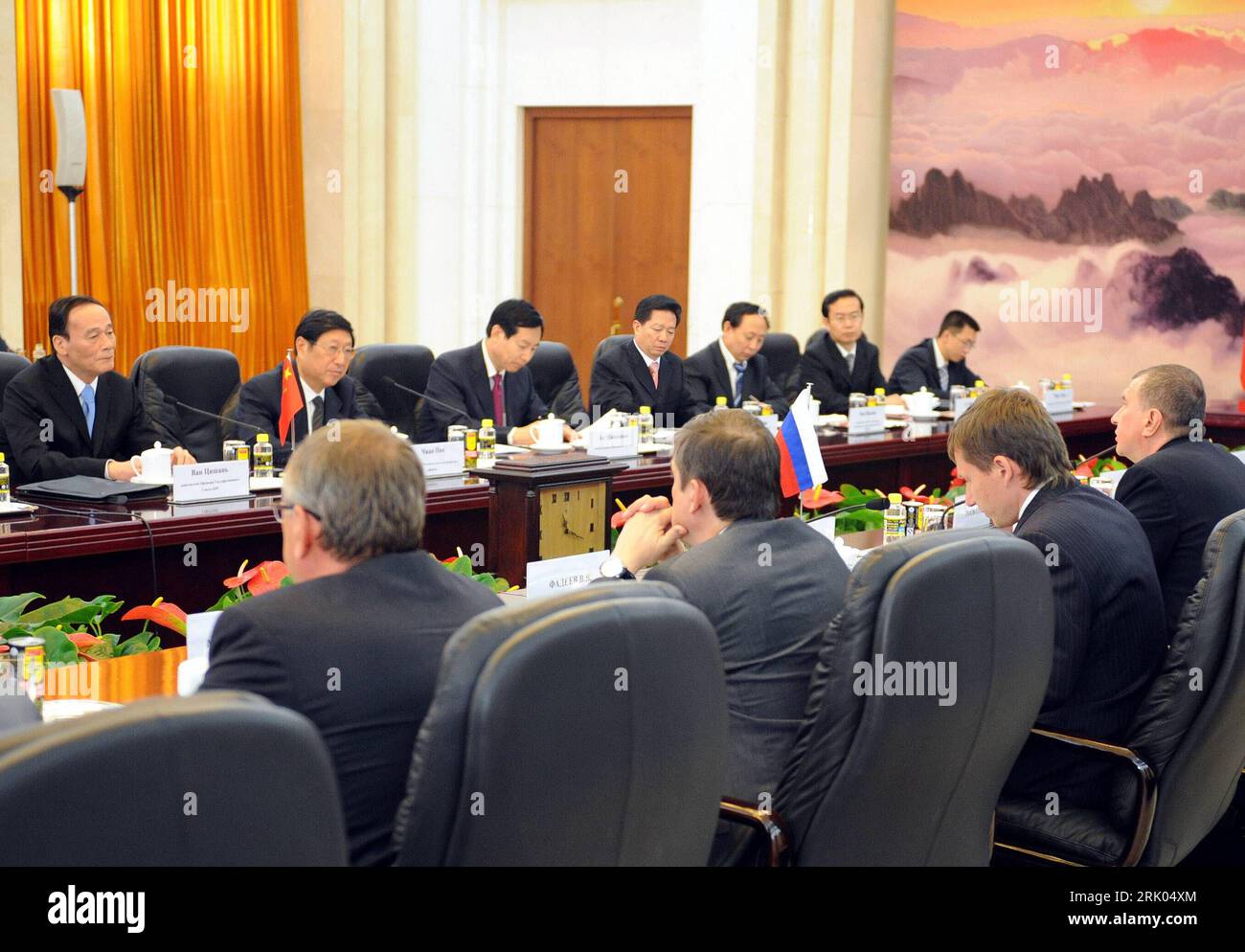 Bildnummer: 52632481 Datum: 26.07.2008 Copyright: imago/Xinhua Stellvertretender Minister Wang Qishan (li., China) anlässlich eines Treffens mit Stellvertretender Minister Igor Sechin (re., Russland) in Peking - PUBLICATIONxNOTxINxCHN , Personen; 2008, Peking, Politik; , quer, Kbdig, total, Randbild, People Bildnummer 52632481 Datum 26 07 2008 Copyright Imago XINHUA Stellvertretender Premierminister Wang Qishan verließ China während eines Treffens mit dem Stellvertretenden Premierminister Igor Sechin Right Russland in Peking PUBLICATIONxNOTxINxCHN People 2008 Pekinger Politik horizontale Kbdig Long Shot Edge Image Prominente Stockfoto