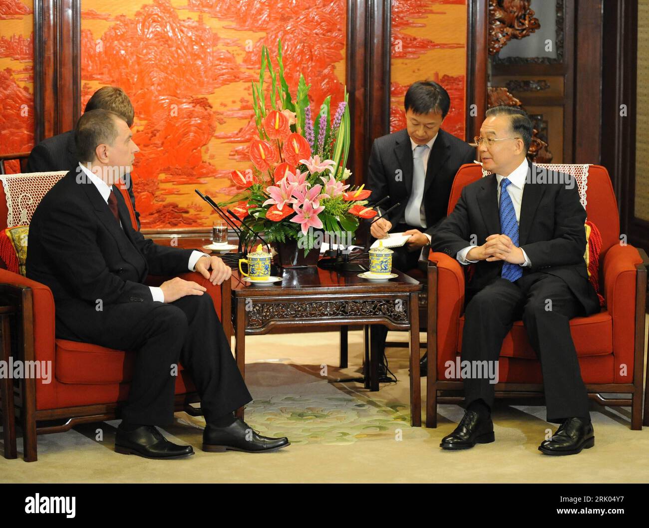 Bildnummer: 52632530 Datum: 26.07.2008 Copyright: imago/Xinhua Premierminister Wen Jiabao (Re., China) im Gespräch mit Stellvertreterminister Igor Sechin (Russland) anlässlich eines Treffens in Peking - PUBLICATIONxNOTxINxCHN , Personen; 2008, Peking, Politik; , quer, Kbdig, Gruppenbild, Randbild, People Bildnummer 52632530 Datum 26 07 2008 Copyright Imago XINHUA Premierminister Wen Jiabao Right China im Gespräch mit dem stellvertretenden Premierminister Igor Sechin Russland während eines Treffens in Peking PUBLICATIONxNOTxINxCHN People 2008 Pekinger Politik horizontale Kbdig Group Foto Edge Image Prominente Stockfoto