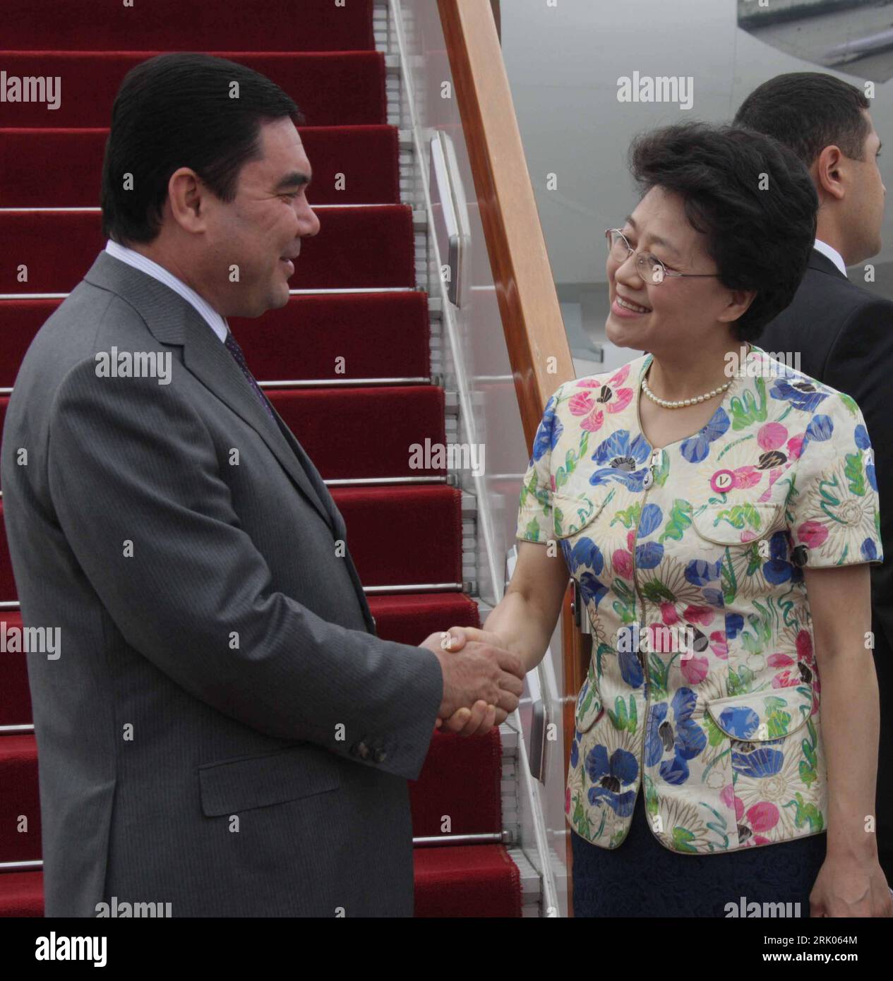 Bildnummer: 52646258 Datum: 07.08.2008 Copyright: imago/Xinhua Präsident Gurbanguly Berdymukhamedov (li., Turkmenistan) und Jiang Li (China/Vize-Innenministerin) während seines Eintreffens zu den Olympischen Spielen 2008 in Peking - PUBLICATIONxNOTxINxCHN , Personen , optimistisch; 2008, Peking, Olympische, Olympia, Politik, Hände schütteln, Gurbanguly Berdimuhammedow, Berdimukhmamedov, Handschlag; , hoch, Kbdig, Gruppenbild, Close, Randbild, People Bildnummer 52646258 Datum 07 08 2008 Copyright Imago XINHUA Präsident Gurbanguly Berdymukhamedov verließ Turkmenistan und Jiang verließ China Vice Inter Stockfoto