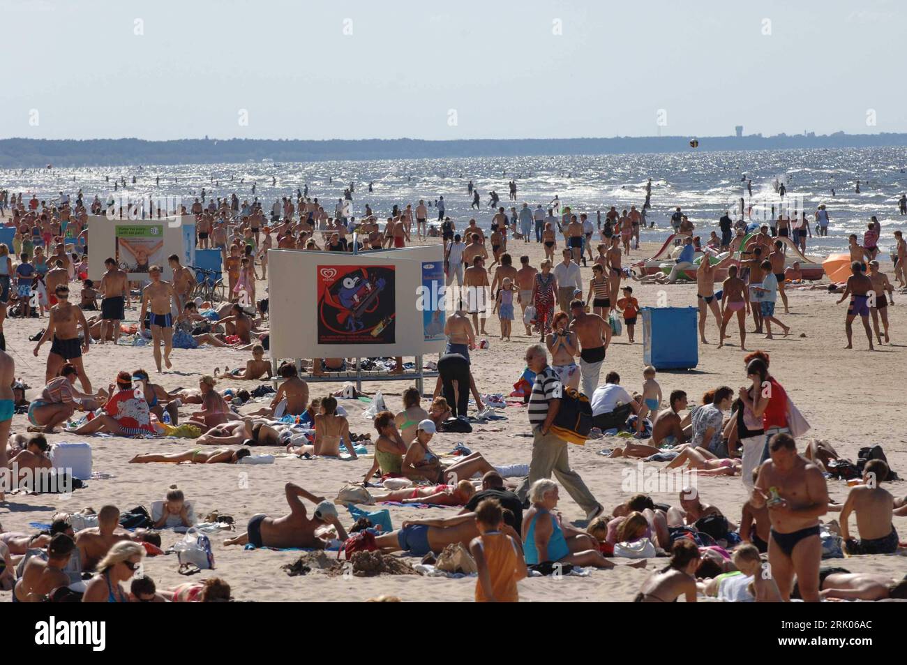 Bildnummer: 52648358 Datum: 27.07.2008 Copyright: imago/Xinhua Badegäste beim Sonnenbaden am Strand von Julmala, Litauen - PUBLICATIONxNOTxINxCHN, Personen , Landschaft; 2008, Julmala, Litauen , Sandstrand, Urlaub, Strandurlaub, Badeurlaub; , quer, Kbdig, total, Meer, Küste, , Reisen, Europa Bildnummer 52648358 Datum 27 07 2008 Copyright Imago XINHUA bathers the Sunbaden at Beach from Lithuania PUBLICATIONxNOTxINxCHN People Landscape 2008 Litauen Sand Beach Holiday Beach Holiday Horizontal Kbdig Long Shot Sea Coast Travel Europe Stockfoto