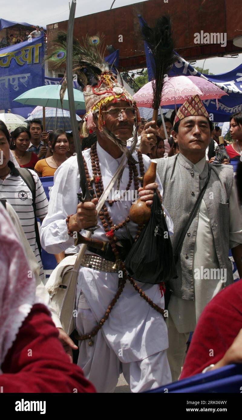 Bildnummer: 52649935 Datum: 09.08.2008 Copyright: imago/Xinhua Nepalesischer einheimischer anlässlich des - International Day of the World s Indigenous People - in Kathmandu - PUBLICATIONxNOTxINxCHN, Personen , premiumd; 2008, Kathmandu, Nepal, Politik, Einheimische, Land, Leute, Tracht, Kostüm, Säbel; , hoch, Kbdig, Gruppenbild, , , Asien o0 Tag der indigenen Völker, indigene, Peoples, Worlds Bildnummer 52649935 Datum 09 08 2008 Copyright Imago XINHUA Nepalesischer Ureinwohner während des Internationalen Tages der Welt S indigene Prominente in Kathmandu PUBLICATIONxNOTxINxCHN People premi Stockfoto