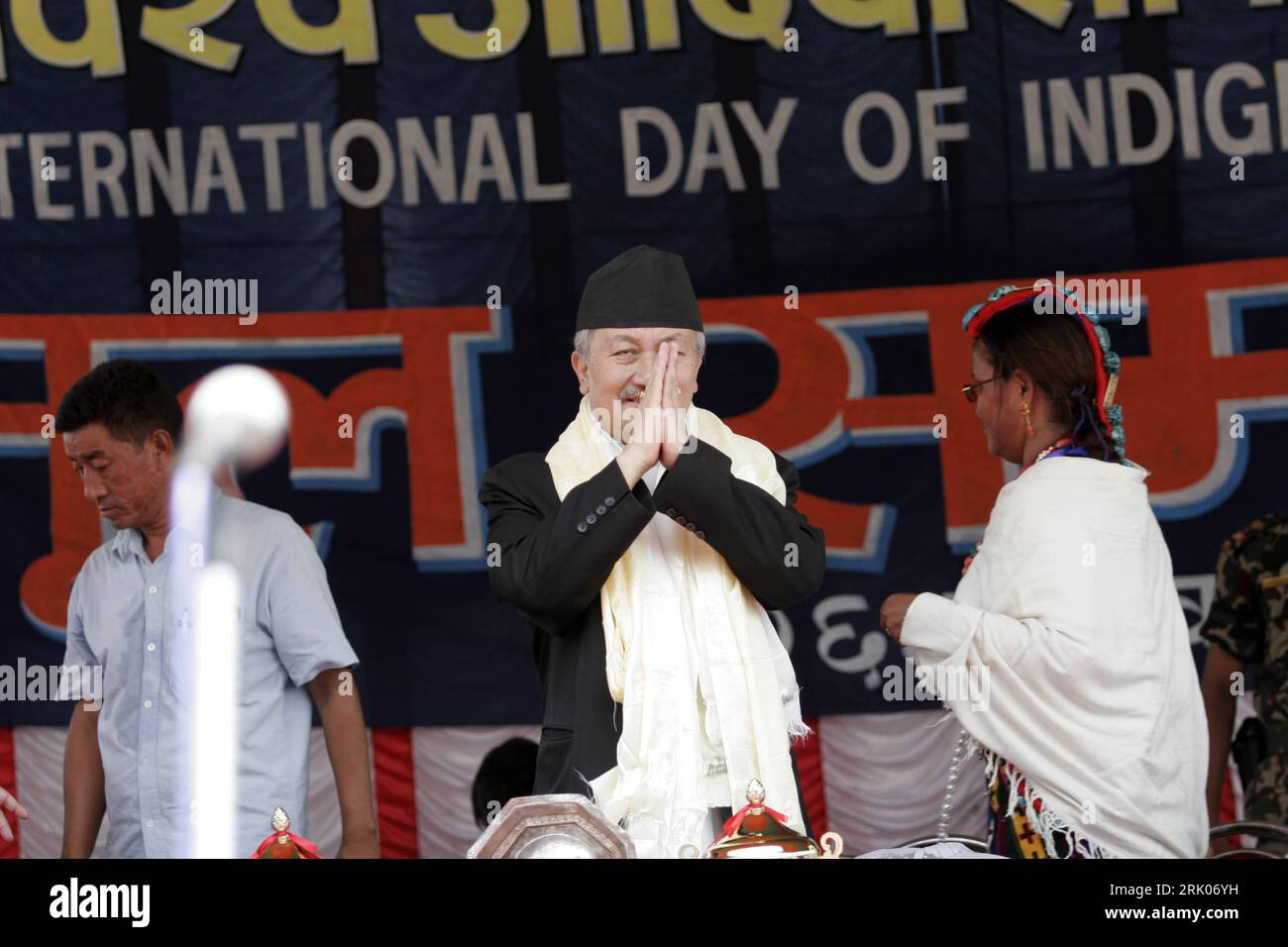 Bildnummer: 52649922 Datum: 09.08.2008 Copyright: imago/Xinhua Subash Nemwang (Mitte, Nepal/Vorsitzende Verfassungsgebende Versammlung) anlässlich des - International Day of the World s Indigenous People - in Kathmandu - PUBLICATIONxNOTxINxCHN, Personen , premiumd; 2008, Kathmandu, Politik, Gestik; , quer, Kbdig, Gruppenbild, Close, Randbild, People o0 Tag der indigenen Völker, Indigene, Peoples, Worlds Bildnummer 52649922 Datum 09 08 2008 Copyright Imago XINHUA Subash Nemwang Centre Nepal Vorsitzender der Verfassungsgebenden Versammlung während des Internationalen Tages der Welt S Indigenous Celebrit Stockfoto