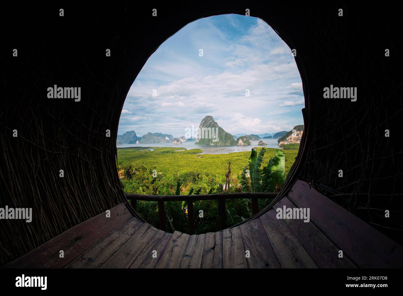 Der Blick auf die Berge wird durch ein rundes Fenster aufgenommen. Stockfoto