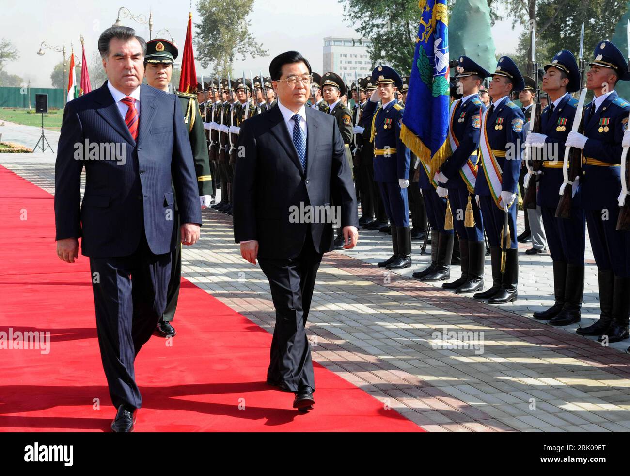 Bildnummer: 52672286 Datum: 27.08.2008 Copyright: imago/Xinhua Präsident Emomali Rakhmon (li., Tadschikistan) empfängt Präsident Hu Jintao (re., China) mit militärischen Ehren anlässlich eines Treffens in Dushanbe - PUBLICATIONxNOTxINxCHN , Personen; 2008, Dushanbe, Politik, Premiumd; , quer, Kbdig, Gruppenbild, Randbild, People Bildnummer 52672286 Datum 27 08 2008 Copyright Imago XINHUA Präsident Emomali Rakhmon Linke Tadschikistan empfängt Präsident HU Jintao Right China mit militärischer Ehre während eines Treffens in Duschanbe PUBLICATIONxNOTxINxCHN People 2008 Duschanbe Politik Premiere horizontal Stockfoto