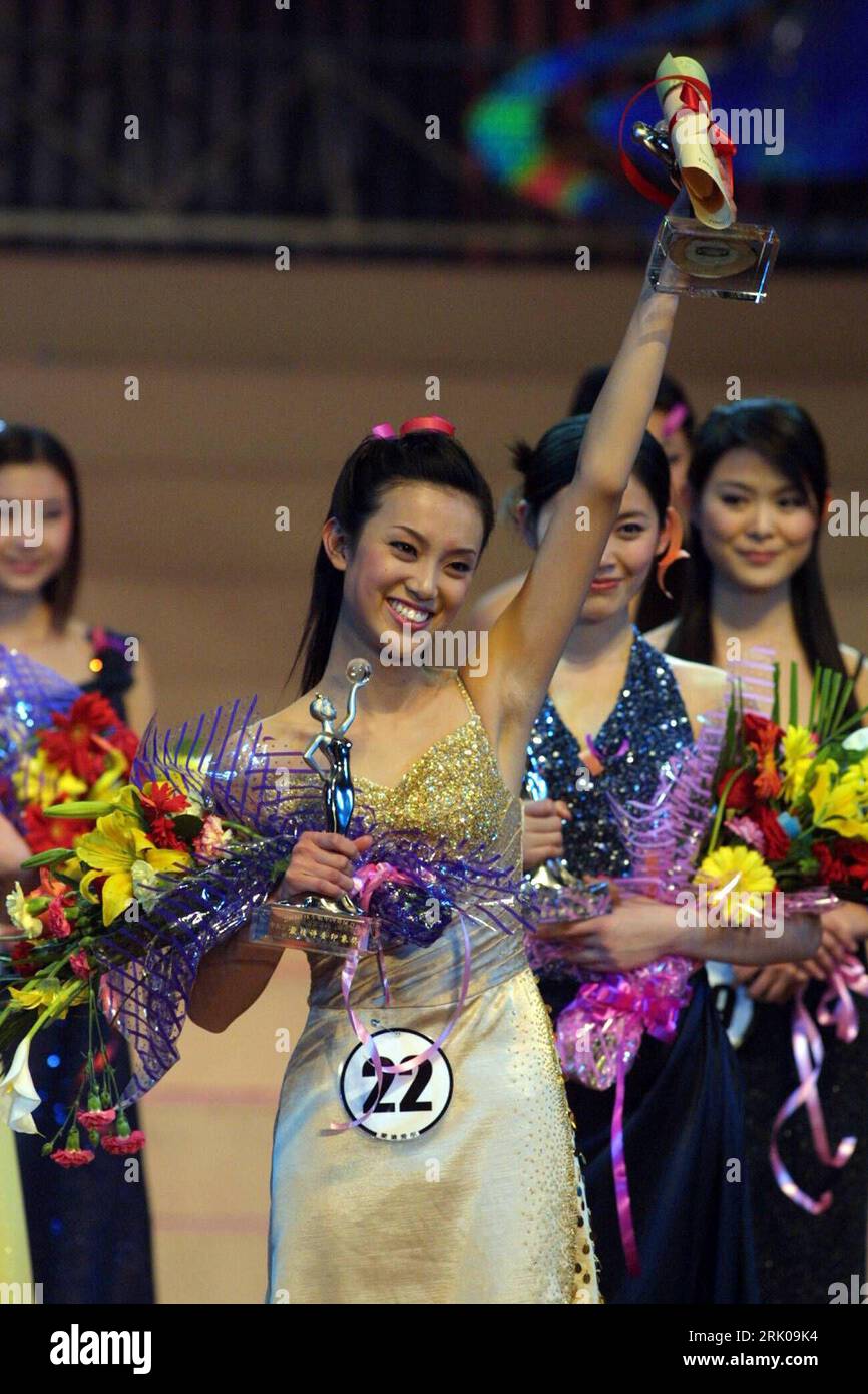 Bildnummer: 52673132 Datum: 21.04.2003 Copyright: imago/Xinhua Jiang Xintian mit dem Media Focus Prize anlässlich der Miss China Wahl in Peking PUBLICATIONxNOTxINxCHN , Personen; 2003, Peking , China , Trophäe; , hoch, Kbdig, Gruppenbild, Close, Randbild, People o0 Schönheitswettbewerb, Misswahl Bildnummer 52673132 Datum 21 04 2003 Copyright Imago XINHUA Jiang Xintian mit dem Media Focus Prize während der Miss China Choice in Peking PUBLICATIONxNOTxINxCHN People 2003 Peking China Trophy vertikal Kbdig Group Foto Close Edge Image Prominente o0 Schönheitswettbewerb Miss Choice Stockfoto