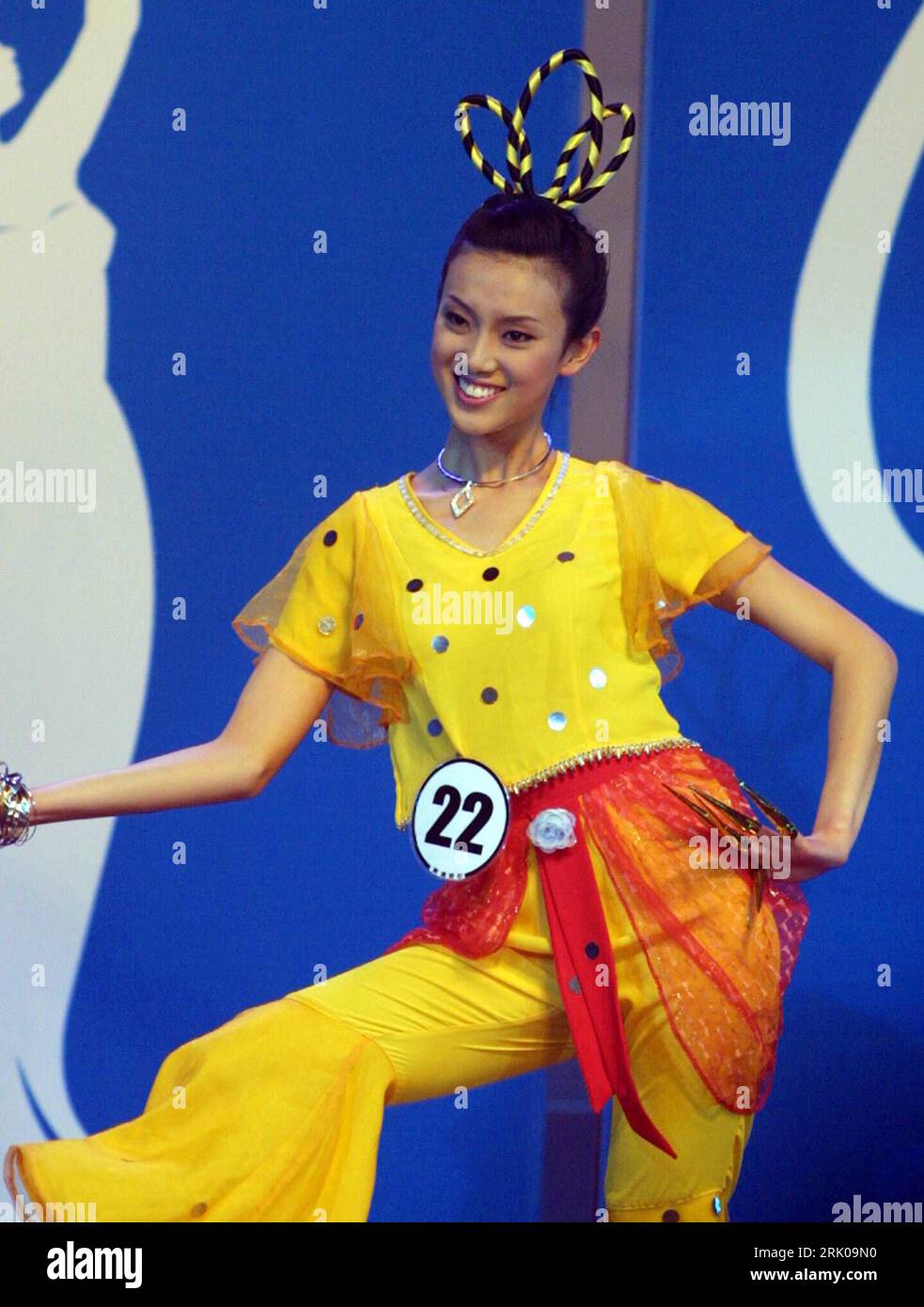 Bildnummer: 52673136 Datum: 21.04.2003 Copyright: imago/Xinhua Jiang Xintian anlässlich der Miss China Wahl in Peking PUBLICATIONxNOTxINxCHN , Personen; 2003, Peking , China , Trophäe; , hoch, Kbdig, Einzelbild, Randbild, People o0 Schönheitswettbewerb, Misswahl Bildnummer 52673136 Datum 21 04 2003 Copyright Imago XINHUA Jiang Xintian während der Miss China Choice in Peking PUBLICATIONxNOTxINxCHN People 2003 Peking China Trophy vertikal Kbdig Single Edge Image Prominente o0 Beauty Contest Miss Choice Stockfoto