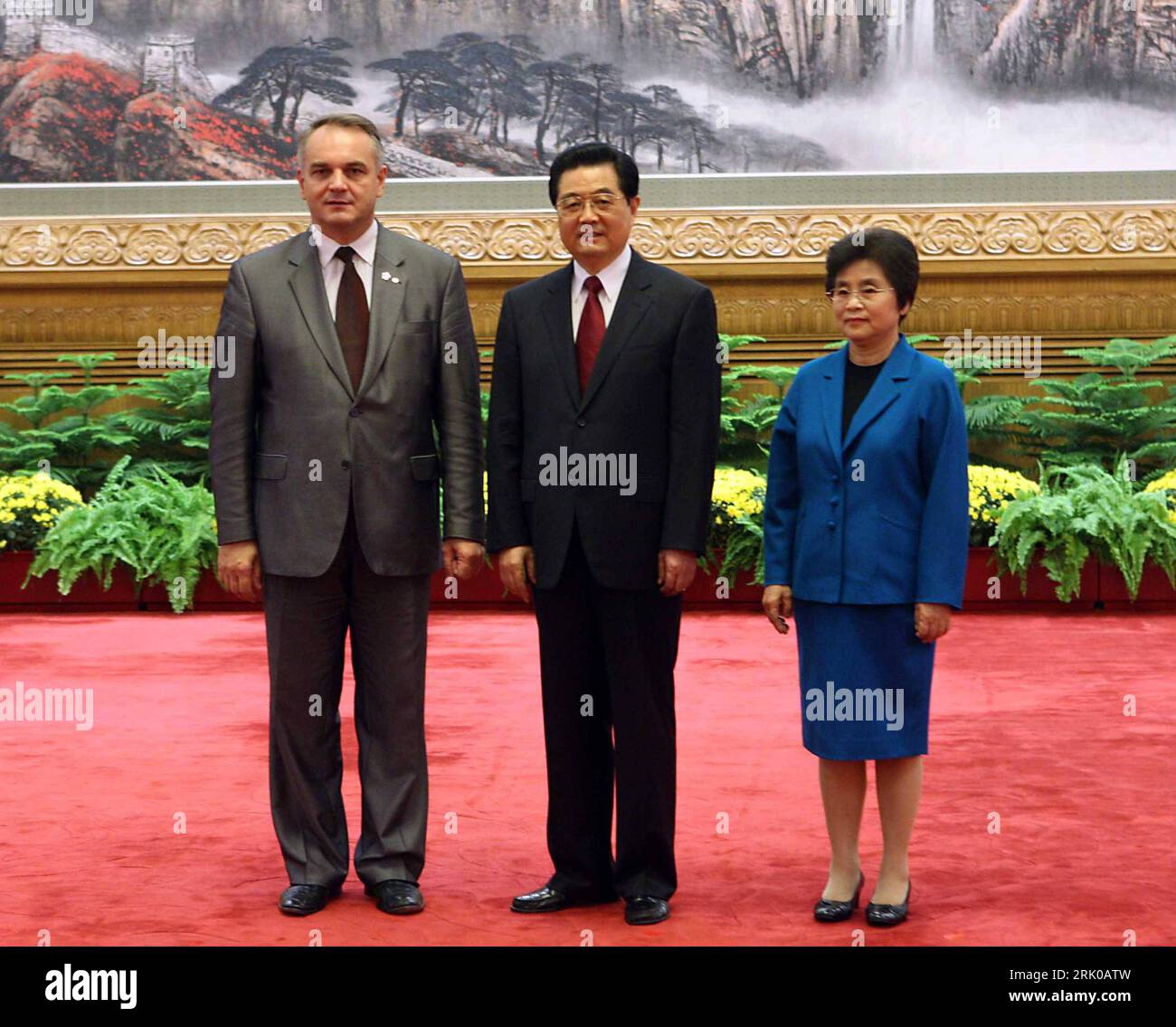 Bildnummer: 52683605 Datum: 06.07.2008 Copyright: imago/Xinhua Stellvertretender Minister Waldemar Pawlak (li., Polen) und Präsident Hu Jintao (China) mit Ehefrau Liu Yongqing anlässlich eines Empfangs zu den Paralympics in Peking PUBLICATIONxNOTxINxCHN , Personen; 2008, Peking, Politik, Frau, Pressetermin Empfang , uraufgeführt; , quer, Kbdig, Gruppenbild, Randbild, People, Familie Bildnummer 52683605 Datum 06 07 2008 Copyright Imago XINHUA stellvertretender Premierminister Waldemar Pawlak verließ Polen und Präsident HU Jintao China mit Frau Liu Yong Qing während eines Empfangs zu den Paralympics in Peking PUBLICAT Stockfoto