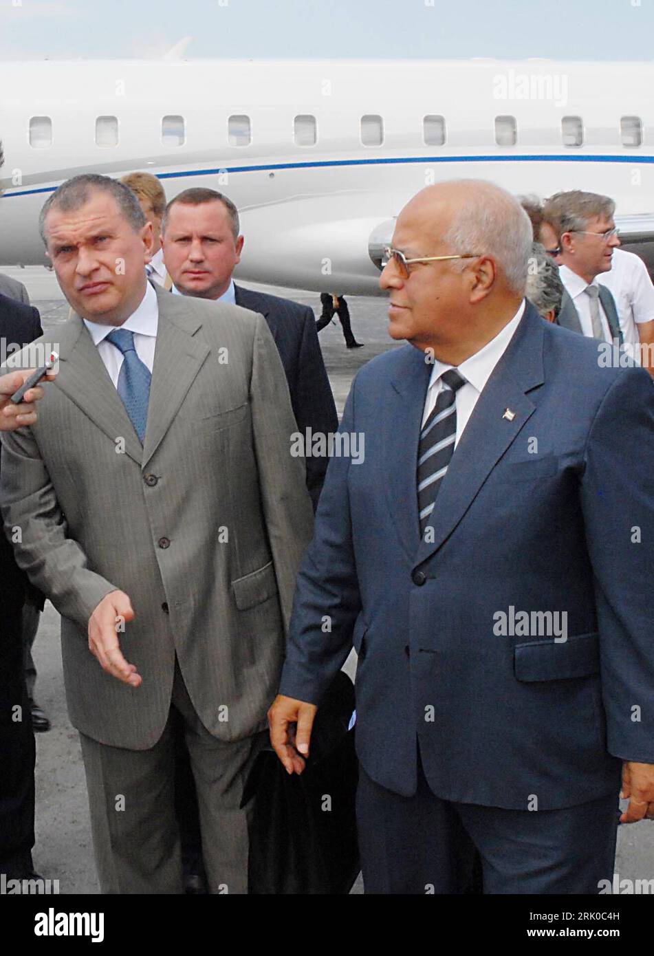 Bildnummer: 52698891 Datum: 15.09.2008 Copyright: imago/Xinhua Regierungsminister Ricardo Cabrisas Ruiz (Re., Kuba) und Vizepremierminister Igor Sechin (Russland) während eines Treffens in Havanna - PUBLICATIONxNOTxINxCHN, Personen , premiumd; 2008, Havanna, Politik; , hoch, Kbdig, Gruppenbild, Close, Randbild, People Bildnummer 52698891 Datum 15 09 2008 Copyright Imago XINHUA Regierungsminister Ricardo Cabrisas Ruiz Right Kuba und stellvertretender Premierminister Igor Sechin Russland während eines Treffens in Havanna PUBLICATIONxNOTxINxCHN People Premiere 2008 Havanna Politik vertikal Kbdig Group Foto Clo Stockfoto