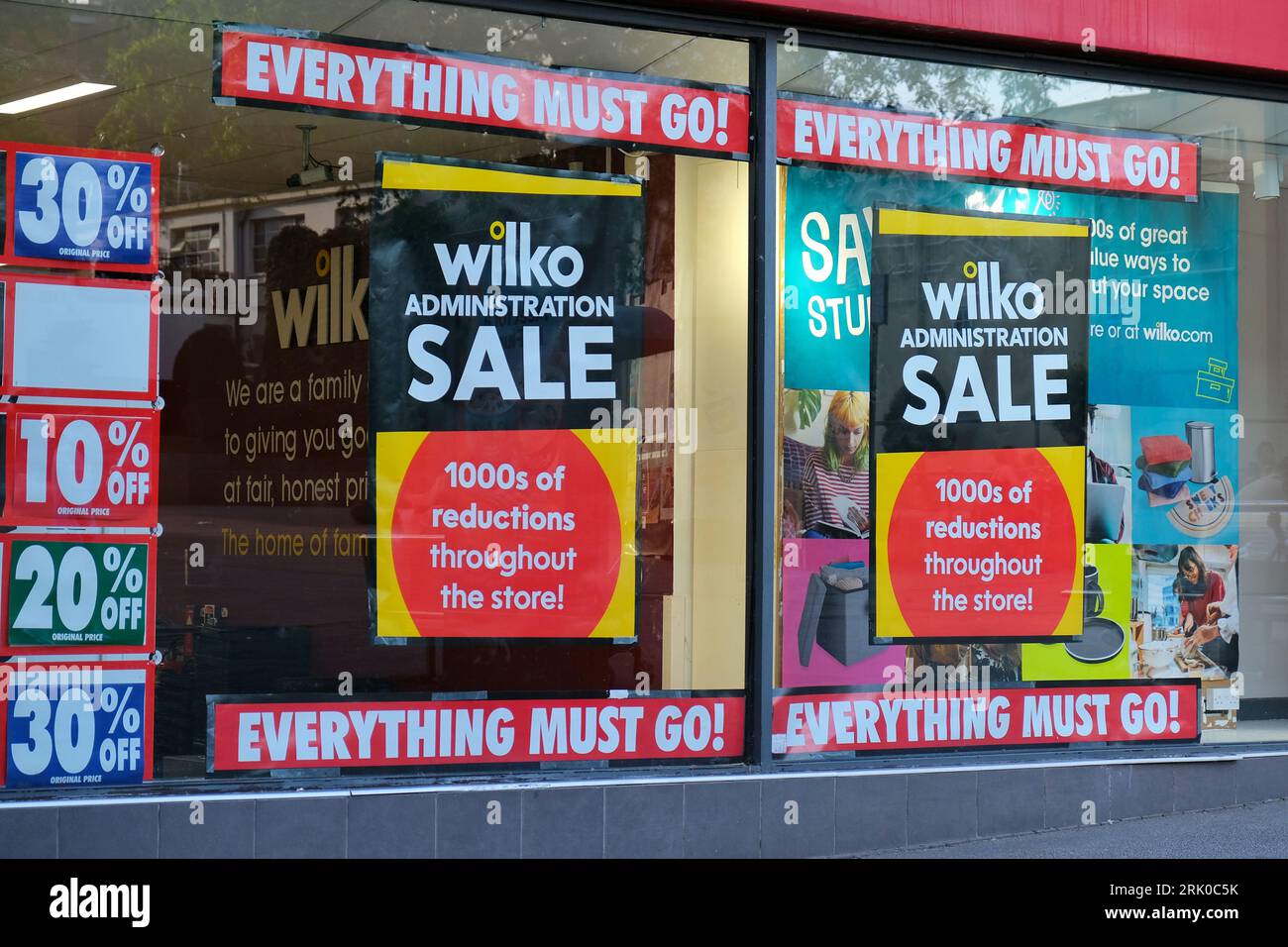 London, Großbritannien. Die Sutton-Filiale von Wilko wirbt für einen Verkauf und große Kürzungen bei den Fensterschildern, während die Eigentümer mitteilen, dass die Firma in die Administration geht Stockfoto