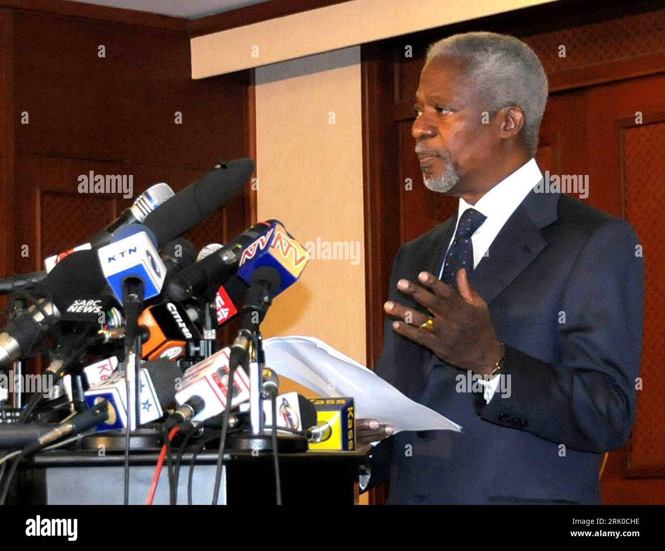 Bildnummer: 52703127 Datum: 19.09.2008 Copyright: imago/Xinhua Kofi Annan (Ghana) während einer Pressekonferenz zu den Ergebnissen der Untersuchungskommission anlässlich der Wahlen im Dezember 2007 in Nairobi - PUBLICATIONxNOTxINxCHN, Personen , premiumd; 2008, Nairobi, Politik, Pressetermin, Pressekonferenz; , quer, Kbdig, Einzelbild, Close, Randbild, People Bildnummer 52703127 Datum 19 09 2008 Copyright Imago XINHUA Kofi Annan Ghana während einer Pressekonferenz zu den Ergebnissen die Untersuchungskommission während der Wahl im Dezember 2007 in Nairobi PUBLICATIONxNOTxINxCHN People Premiere 20 Stockfoto