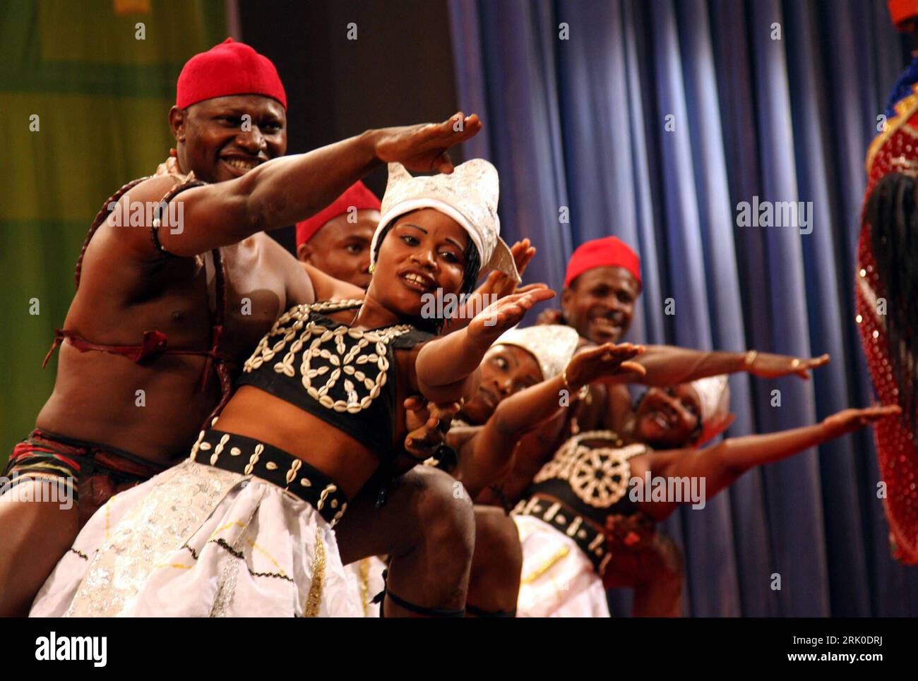 Bildnummer: 52712406 Datum: 22.09.2008 Copyright: imago/Xinhua Tänzer des Nationalen Benin Tanz Ensembles anlässlich einer Aufführung zum 20jährigen Jubiläum des chinesischen Kulturzentrums in Cotonou, Benin PUBLICATIONxNOTxINxCHN , Personen; 2008, Cotonou, Benin , Kulturzentrum; , quer, Kbdig, Gruppenbild, Close, Tanz, Kunst, , , Afrika Bildnummer 52712406 Datum 22 09 2008 Copyright Imago XINHUA Dancers The National Benin Dance Ensembles während einer Vorstellung zum 20-jährigen Bestehen des Chinesischen Kulturzentrums in Cotonou Benin PUBLICATIONxNOTxINxCHN People 2008 Cotonou Benin Cultural CEN Stockfoto