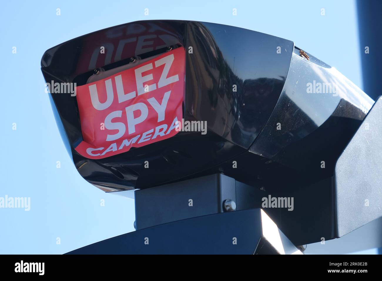 London, Großbritannien. Eine ULEZ-Kamera ist mit einem Aufkleber versehen, auf dem sie als „ULEZ-Spionagekamera“ gekennzeichnet ist, bevor das Programm am 29. August aktiv wird Stockfoto