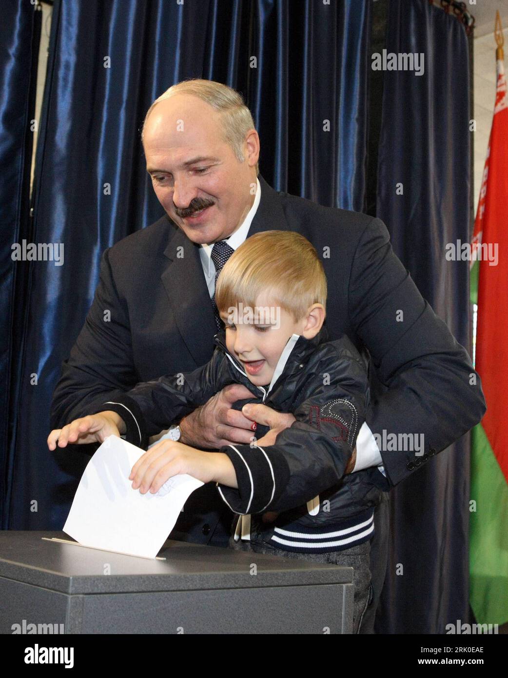 Bildnummer: 52715713 Datum: 28.09.2008 Copyright: imago/Xinhua Parlamentswahlen in Weißrussland - Präsident Alexander Lukaschenko (Weißrussland) mit Sohn Nikolaj an einer Wahlurne in Minsk - PUBLICATIONxNOTxINxCHN, Personen , premiumd; 2008, Minsk, Wahlen, Urne, Stimmabgabe, Politik, Familie, Art; , hoch, Kbdig, Gruppenbild, Close, Randbild, People 52715713 Datum 28 09 2008 Copyright Imago XINHUA Parlamentswahlen in Belarus Präsident Alexander Lukaschenko Belarus mit Sohn Nikolai an einer Wahlurne in Minsk PUBLICATIONxNOTxINxCHN People premiumd 2008 Minsk Choose Urn Votes Politics Fam Stockfoto