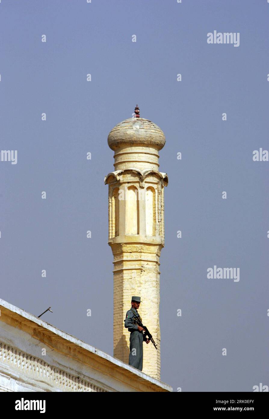 Bildnummer: 52717480 Datum: 30.09.2008 Copyright: imago/Xinhua verschärfte Sicherheitsmaßnahmen - Bewaffneter Soldat auf dem Dach einer Moschee anlässlich des Eid-ul-Fitr Fests am Ende des Fastenmonats Ramadan in Kabul - PUBLICATIONxNOTxINxCHN , Gebäude, außen, Außenansicht , Personen; 2008, Kabul, Afghanistan, Soldat, Sicherheit, Schutz, Ramadan, Fastenmonat, Eid-al-Fitr,; , hoch, Kbdig, Einzelbild, Islam, Religion, , Militaer, Staat, Gesellschaft, Asien o0 Minarett Bildnummer 52717480 Datum 30 09 2008 Copyright Imago XINHUA Strengter Security Measures bewaffneter Soldat auf dem Dach einer Moschee d Stockfoto