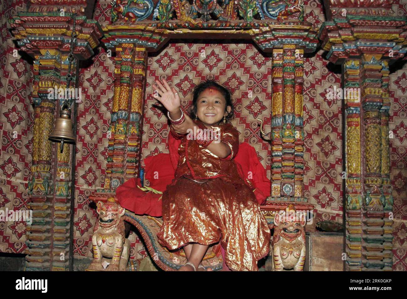 Bildnummer: 52737550 Datum: 14.10.2008 Copyright: imago/Xinhua Matina Shakya als Lebende Göttin Kumari Shreeya Bajracharya anlässlich des Dashain-Fests in Kathmandu, Nepal PUBLICATIONxNOTxINxCHN , Personen , optimistisch; 2008, Kathmandu, Nepal , Art , premiumd; , quer, Kbdig, Einzelbild, Hinduismus, Religion, Randbild, People Bildnummer 52737550 Datum 14 10 2008 Copyright Imago XINHUA Matina Shakya als Live-Göttin Kumari Shreeya Bajracharya während der Dashain-Feste in Kathmandu Nepal PUBLICATIONxNOTxINxCHN People Optistic 2008 Kathmandu Nepal Kinderpremiere horizontal Kbdig Single H Stockfoto