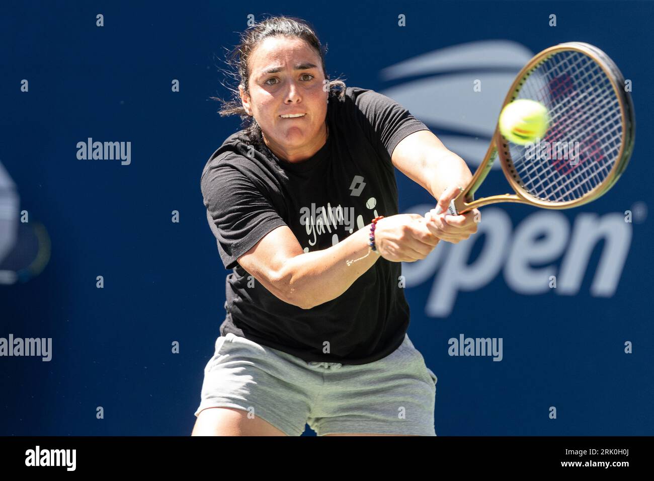 New York, USA. August 2023. Ons Jabeur aus Tunesien kehrt während des Trainings für die US Open Championship am Billy Jean King Tennis Center in New York am 23. August 2023 zurück. (Foto: Lev Radin/SIPA USA) Credit: SIPA USA/Alamy Live News Stockfoto