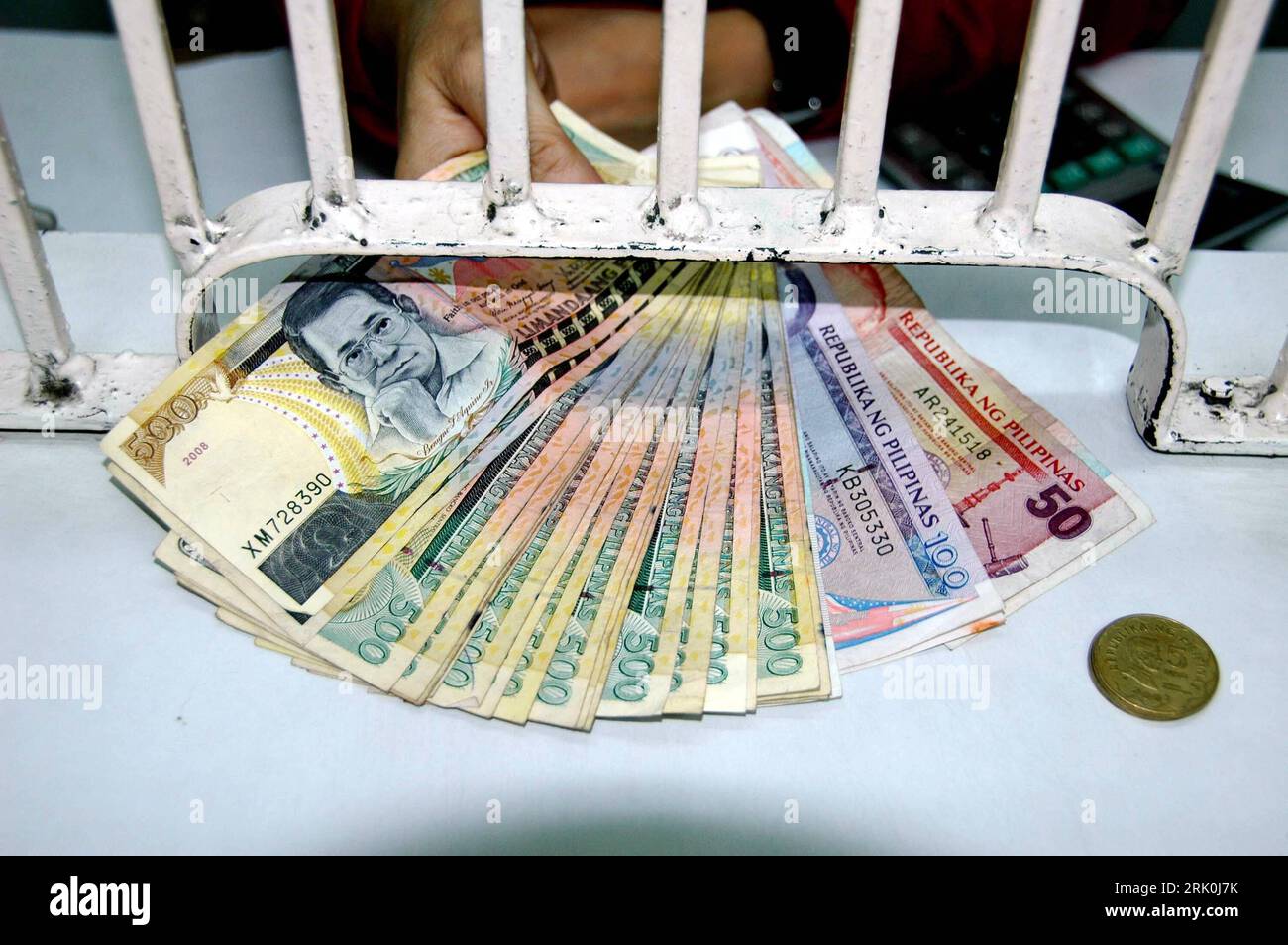 Bildnummer: 52749441 Datum: 25.10.2008 Copyright: imago/Xinhua Philippinischer Peso in einer Wechselstube in Manila PUBLICATIONxNOTxINxCHN, Objekte; 2008, premiumd, Geld, Bargeld, Wechselstube, Währung, Philippinen; , quer, Kbdig, Einzelbild, , Wirtschaft, Asien Bildnummer 52749441 Datum 25 10 2008 Copyright Imago XINHUA philippinischer Peso in einem Währungsumtausch in Manila PUBLICATIONxNOTxINxCHN Objekte 2008 Premiumgeld Bargeld Währungsumtausch Währung Philippinen Horizontal Kbdig Single Economy Asia Stockfoto