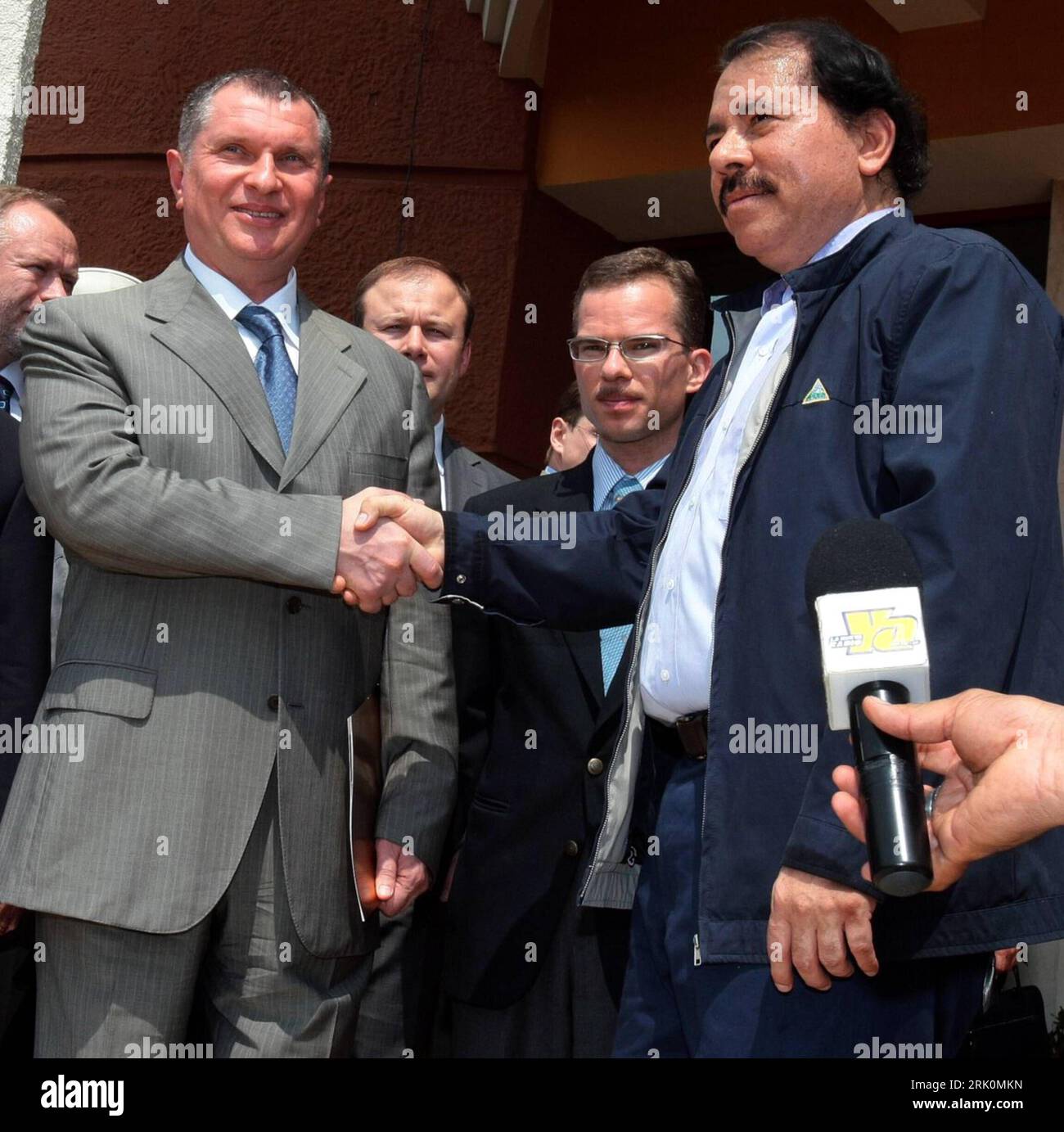 Bildnummer: 52765890 Datum: 08.11.2008 Copyright: imago/Xinhua Stellvertretender Minister Igor Sechin (li., Russland) und Präsident Daniel Ortega Saavedra (Nicaragua) während eines Treffens in Managua - PUBLICATIONxNOTxINxCHN, Personen; 2008, Mamnagua, Politik, Pressetermin;, Quadrat, Kbdig, Gruppenbild, Randbild, People Bildnummer 52765890 Datum 08 11 2008 Copyright Imago XINHUA Stellvertretender Premierminister Igor Sechin verließ Russland und Präsident Daniel Ortega Saavedra Nicaragua während eines Treffens in Managua PUBLICATIONxNOTxINxCHN People 2008 Politik Pressetelefon Square Kbdig Group Foto Edge Image Celebr Stockfoto