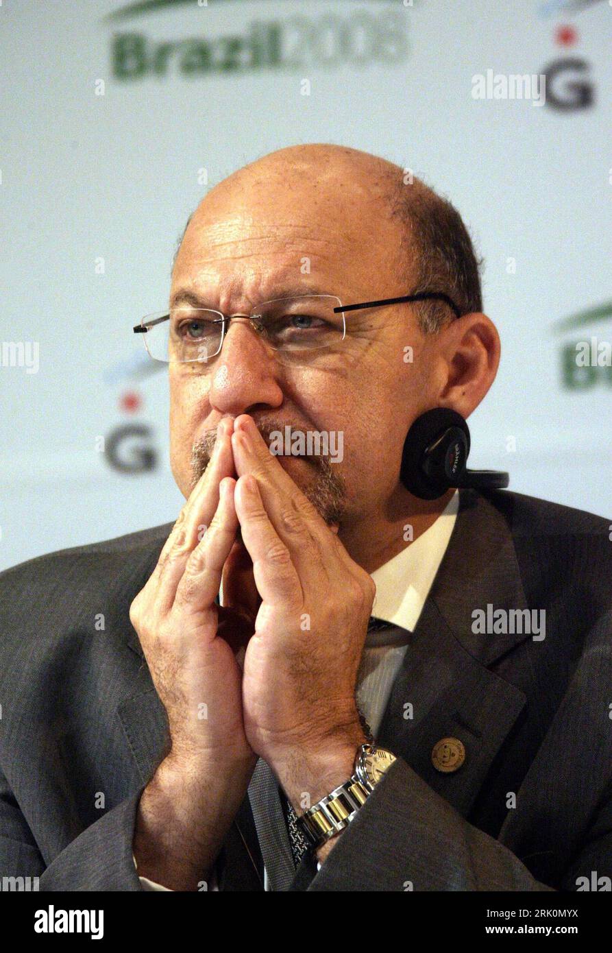 Bildnummer: 52766734 Datum: 09.11.2008 Copyright: imago/Xinhua Finanzminister Trevor Manuel (Südafrika) während einer Pressekonferenz zum G-20-Ministertreffen in Sao Paulo - PUBLICATIONxNOTxINxCHN , Personen , Nachdenklichkeit; 2008, premiumd, Sao Paulo, Gipfel, Treffen, PK, Pressetermin, Politik,; , hoch, Kbdig, Einzelbild, Close, Randbild, People o0 G20 Bildnummer 52766734 Datum 09 11 2008 Copyright Imago XINHUA Finanzminister Trevor Manuel Südafrika während einer Pressekonferenz zu G 20-Ministertreffen in Sao Paulo PUBLICATIONxNOTxINxCHN People Contemplation 2008 Premiere Sao Paul Stockfoto