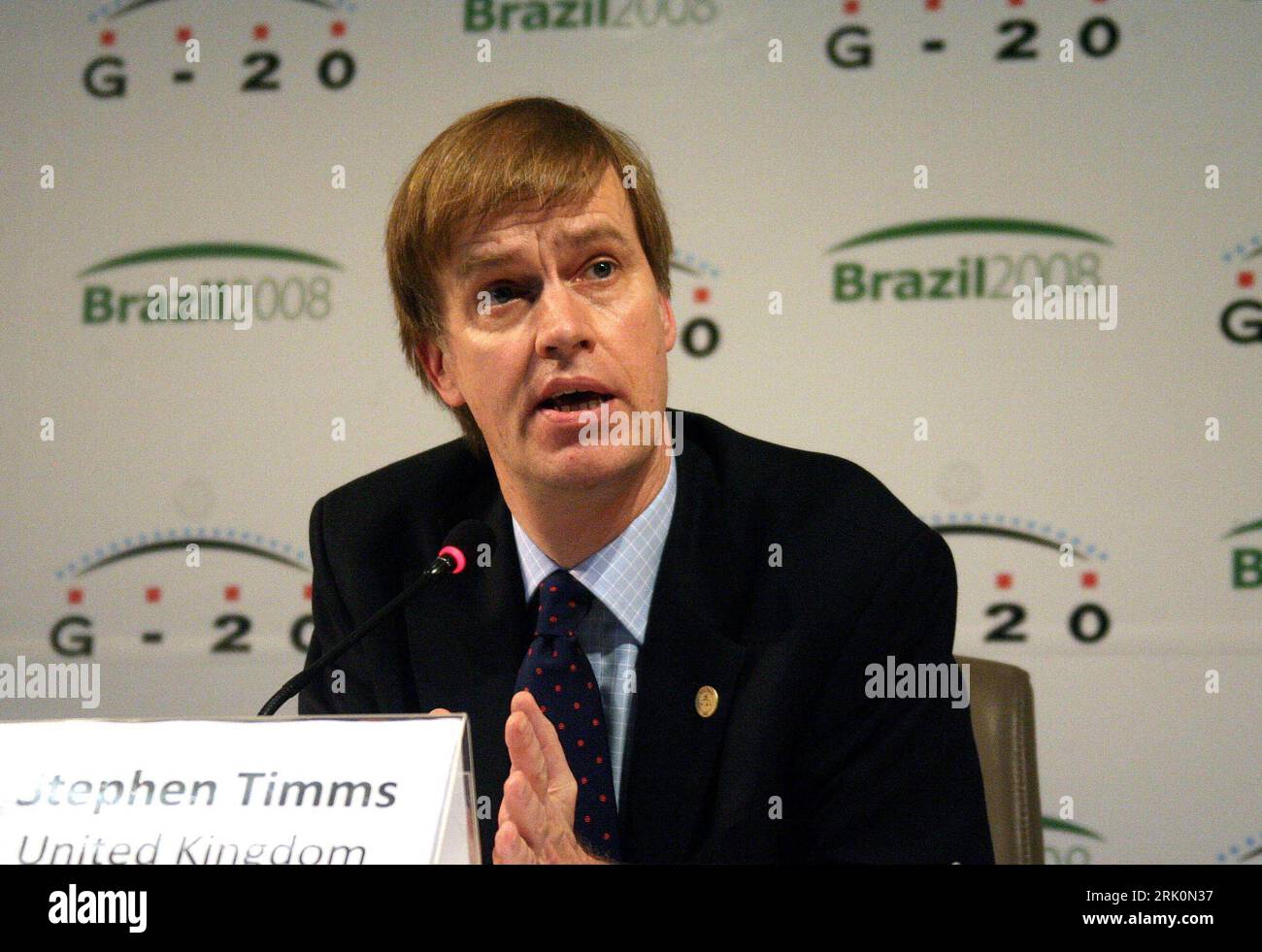 Bildnummer: 52766719 Datum: 09.11.2008 Copyright: imago/Xinhua Finanzminister Stephen Timms (Großbritannien) während einer Pressekonferenz zum G-20-Ministertreffen in Sao Paulo - PUBLICATIONxNOTxINxCHN , Personen; 2008, premiumd, Sao Paulo, Gipfel, Treffen, PK, Pressetermin, Politik; , quer, Kbdig, Einzelbild, Close, Randbild, People o0 Bildnummer 52766719 Datum 09 11 2008 Copyright Imago XINHUA Finanzminister Stephen Timms UK während einer Pressekonferenz zu G 20-Ministertreffen in Sao Paulo PUBLICATIONxNOTxINxCHN People 2008 Premiere Sao Paulo Gipfeltreffen Pressekonferenz Presse CA Stockfoto