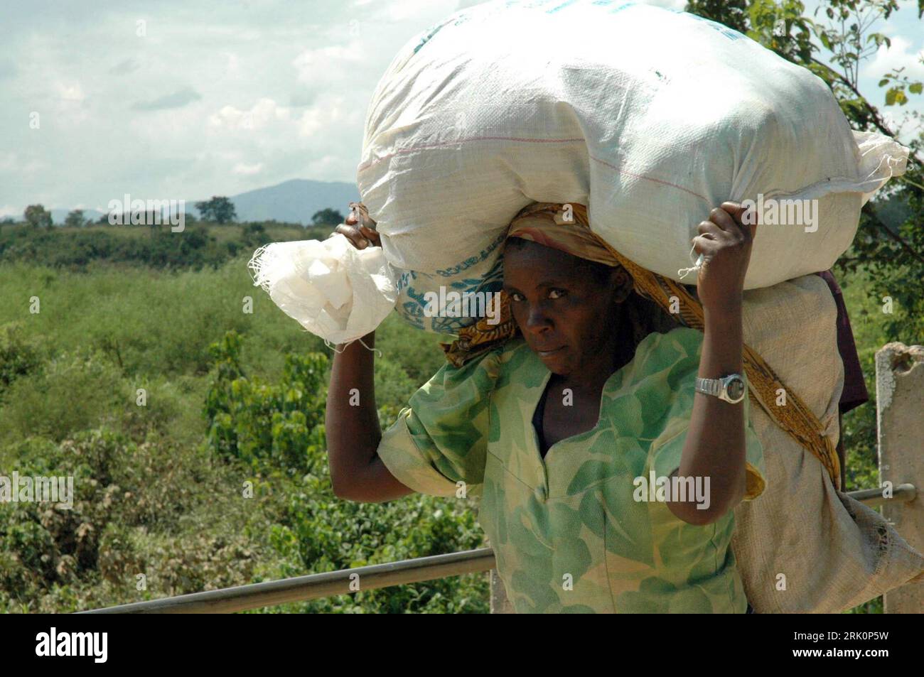 Bildnummer: 52774649 Datum: 14.11.2008 Copyright: imago/Xinhua Kongolesische Frau auf der Flucht aus Uganda - PUBLICATIONxNOTxINxCHN, Personen; 2008, Demokratische Republik Kongo, Bürgerkriegsflüchtlinge, Fluss, Flüchtling; , quer, Kbdig, Einzelbild, Close, , Afrika Bildnummer 52774649 Datum 14 11 2008 Copyright Imago XINHUA Congolese Woman on the Escape Out Uganda PUBLICATIONxNOTxINxCHN People 2008 Demokratische Republik Kongo Bürgerkriegsflüchtlinge Fluchtflüchtlinge horizontal Kbdig Single Close Africa Stockfoto