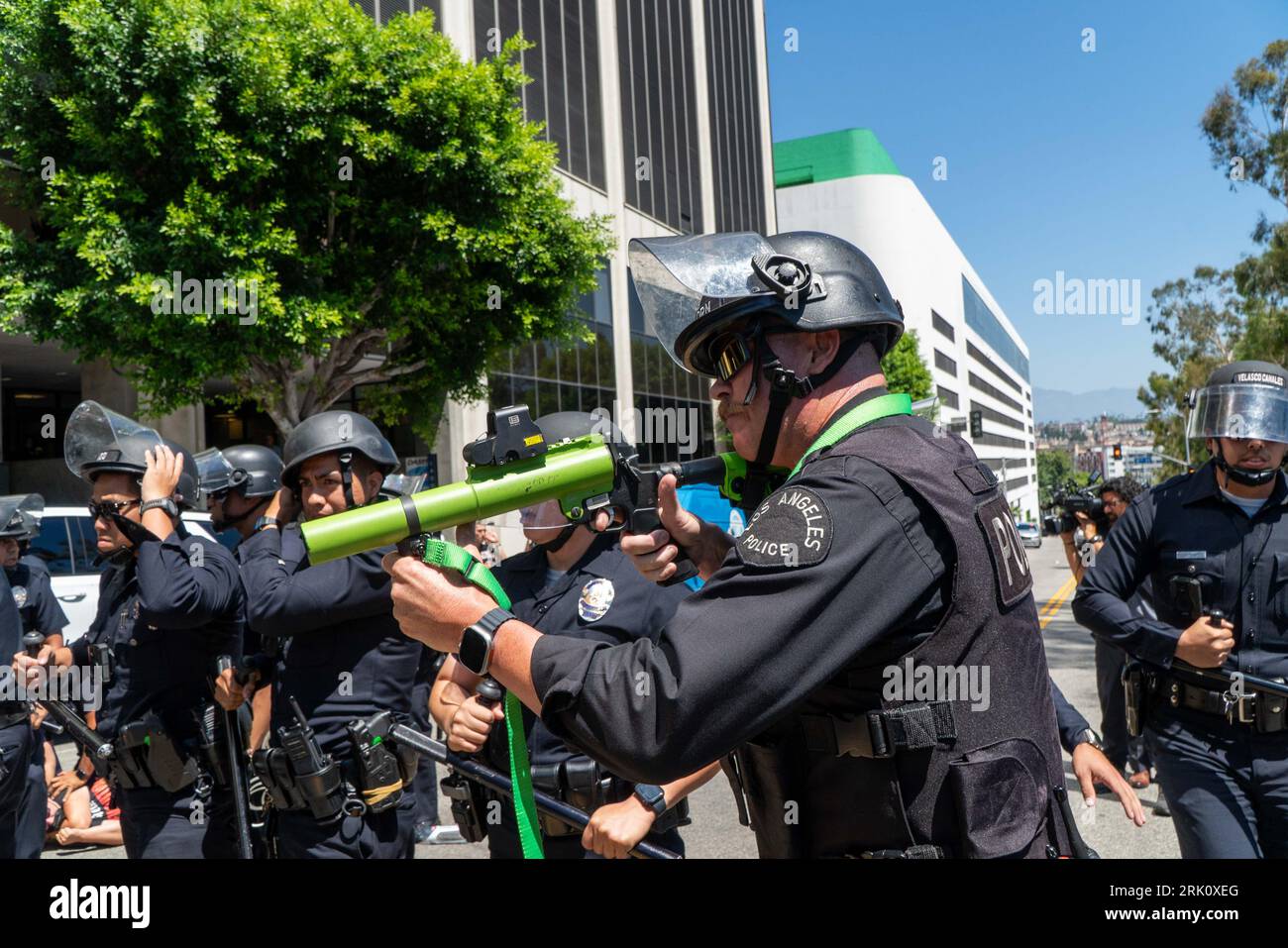 Los Angeles, Kalifornien, USA. August 2023. Ein Offizier des LAPD zielt auf Pro-LGBTQ-Demonstrationen außerhalb des LAUSD-Gebäudes in der Innenstadt. (Bild: © Jacob Lee Green/ZUMA Press Wire) NUR REDAKTIONELLE VERWENDUNG! Nicht für kommerzielle ZWECKE! Quelle: ZUMA Press, Inc./Alamy Live News Stockfoto