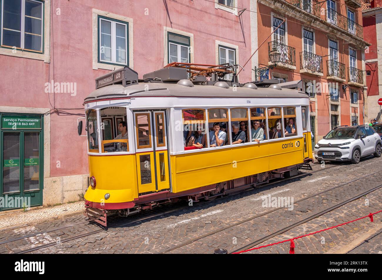 Lissabon, Portugal - 30. Juli 2023: Straßenbahnwagen in Lissabons Altstadt. Stockfoto