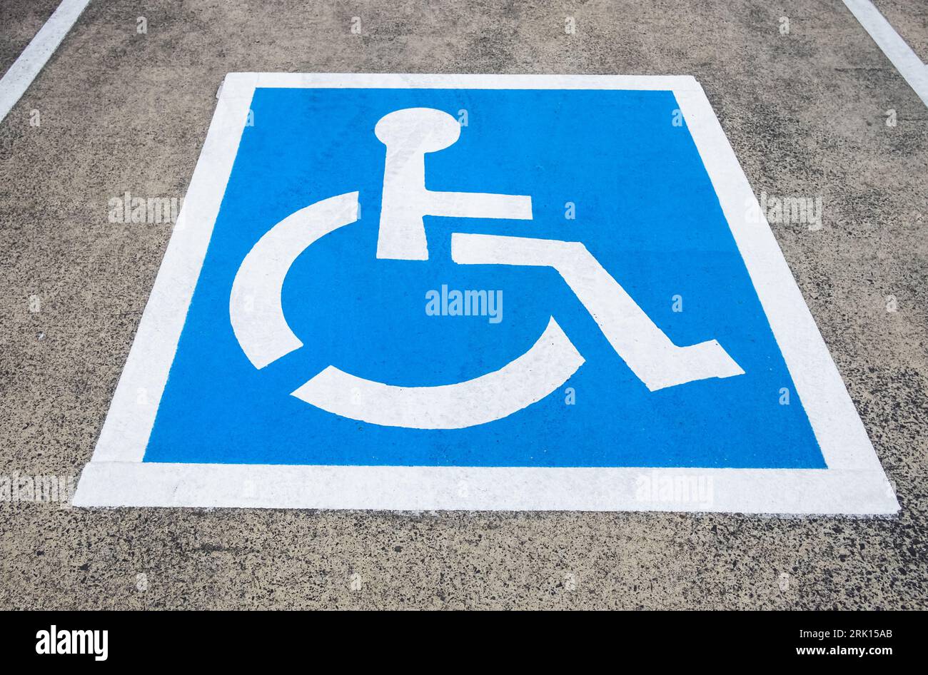 Reserviertes Parkschild für Behinderte. Behindertenparkplatz mit weiß blau lackiertem Schild für Behindertenparkplatz. Behindertenparkplatz, blau Stockfoto