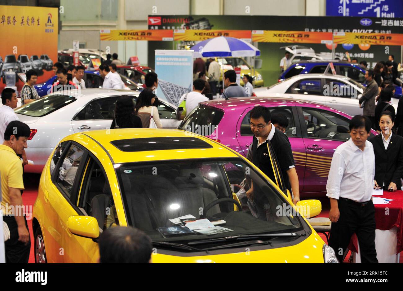 Bildnummer: 52858115 Datum: 17.10.2008 Copyright: imago/Xinhua Besucher betrachten neue Automodelle auf der Automobilmesse in Qingdao in China - PUBLICATIONxNOTxINxCHN , Personen , Objekte; 2008, Qingdao, China, Auto, Messe, Messebesucher; , quer, Kbdig, total, Automobilindustrie, Wirtschaft, , , Asien Bildnummer 52858115 Datum 17 10 2008 Copyright Imago XINHUA Besucher in New Car Models auf der Automobilmesse in Qingdao in China PUBLICATIONxNOTxINxCHN People Objects 2008 Qingdao China Automesse Messebesucher horizontal Kbdig Long Shot Autoindustrie Wirtschaft Asien Stockfoto