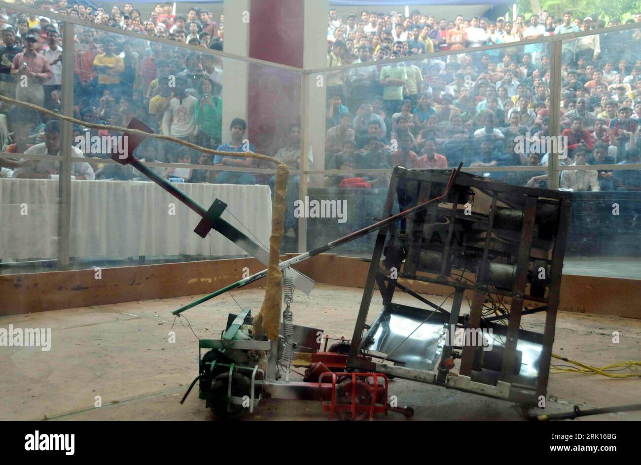 Bildnummer: 52862165 Datum: 24.01.2009 Copyright: imago/Xinhua Roboter - Ax - auf der Technikmesse Techfest 2009 in Mumbai - PUBLICATIONxNOTxINxCHN, Objekte; 2009, Mumbai, Indien, Messe; , quer, Kbdig, Einzelbild, , Asien Bildnummer 52862165 Datum 24 01 2009 Copyright Imago XINHUA Robots AX auf der Technologiemesse 2009 in Mumbai PUBLICATIONxNOTxINxCHN Objects 2009 Mumbai India Messe Horizontal Kbdig Single Asia Stockfoto