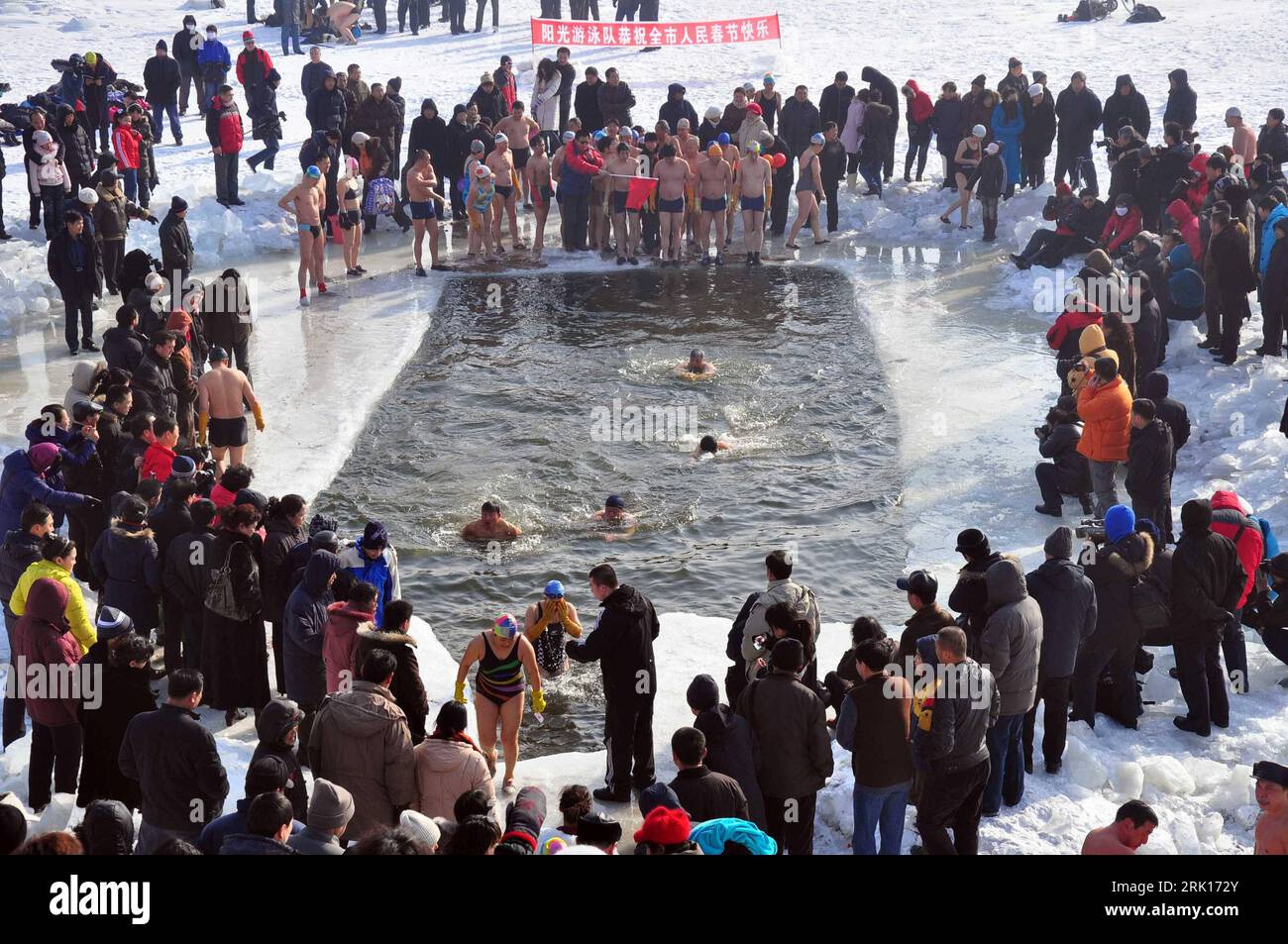 Bildnummer: 52867631 Datum: 28.01.2009 Copyright: imago/Xinhua einheimische erfrischen sich bei einem Eisbad zu Beginn des Frühlingsfestes im Binjiang-Park von Mudanjiang in der Provinz Heilongjiang - China - PUBLICATIONxNOTxINxCHN , Personen; 2009, China, Mudanjiang , Frühlingsfest, eisbaden, See, Eisloch; , quer, Kbdig, total, Vogelperspektive, Perspektive, , Asien o0 Neujahrsfest, Neujahr Bildnummer 52867631 Datum 28 01 2009 Copyright Imago XINHUA Einheimische erfrischen sich bei einem Eisbad zum Beginn des Frühlingsfestes im Binjiang Park von Mudanjiang in der Provinz Heilongjiang China PUB Stockfoto