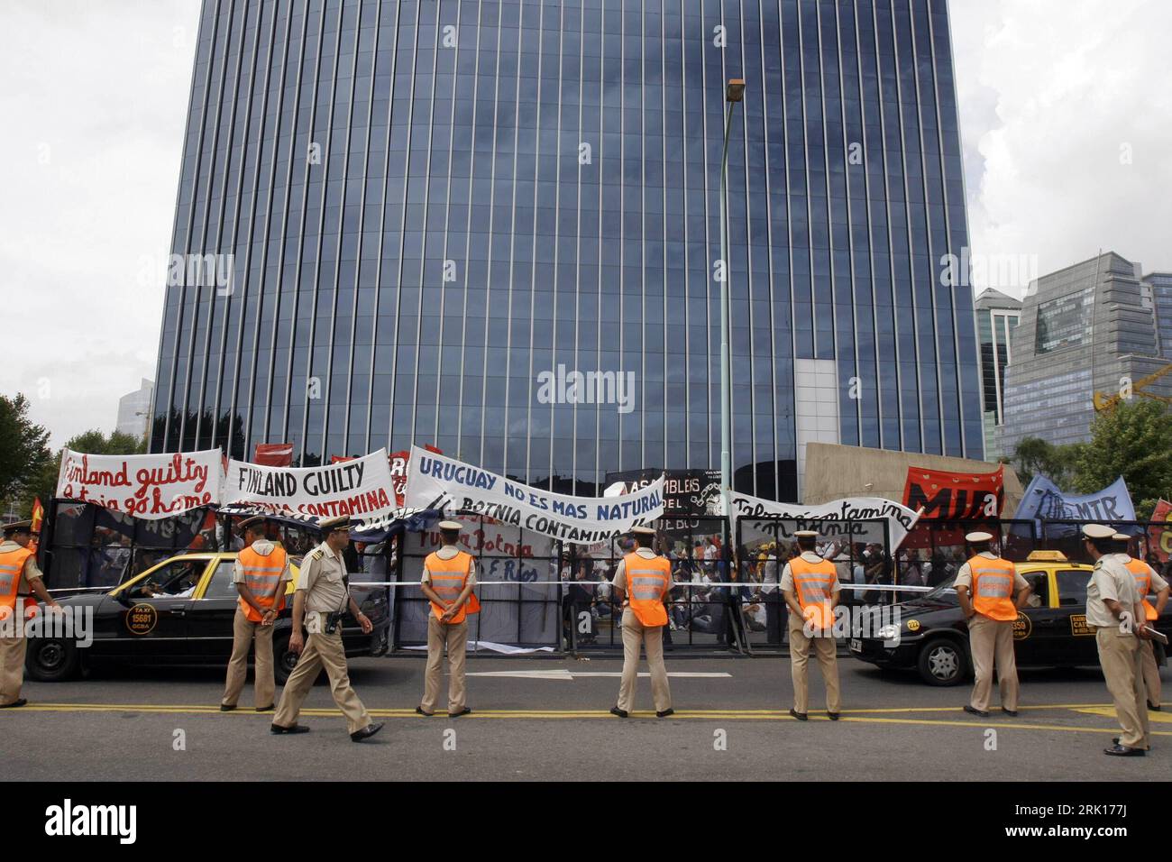 Bildnummer: 52868332 Datum: 29.01.2009 Copyright: imago/Xinhua Umweltaktivisten demonstrieren umringt von Polizisten vor der finnischen Botschaft in Buenos Aires anlässlich des Weltsozialforums in Belem - PUBLICATIONxNOTxINxCHN, Personen , premiumd; 2009, Buenos Aires, Argentinien , Weltsozialforum, Politik , Demo, Proteste; , quer, Kbdig, total, , Polizei, Staat, Gesellschaft, Südamerika Bildnummer 52868332 Datum 29 01 2009 Copyright Imago XINHUA Umweltaktivisten demonstrieren umzingelt von Polizisten vor der finnischen Botschaft in Buenos Aires während des Weltsozialforums in Bele Stockfoto