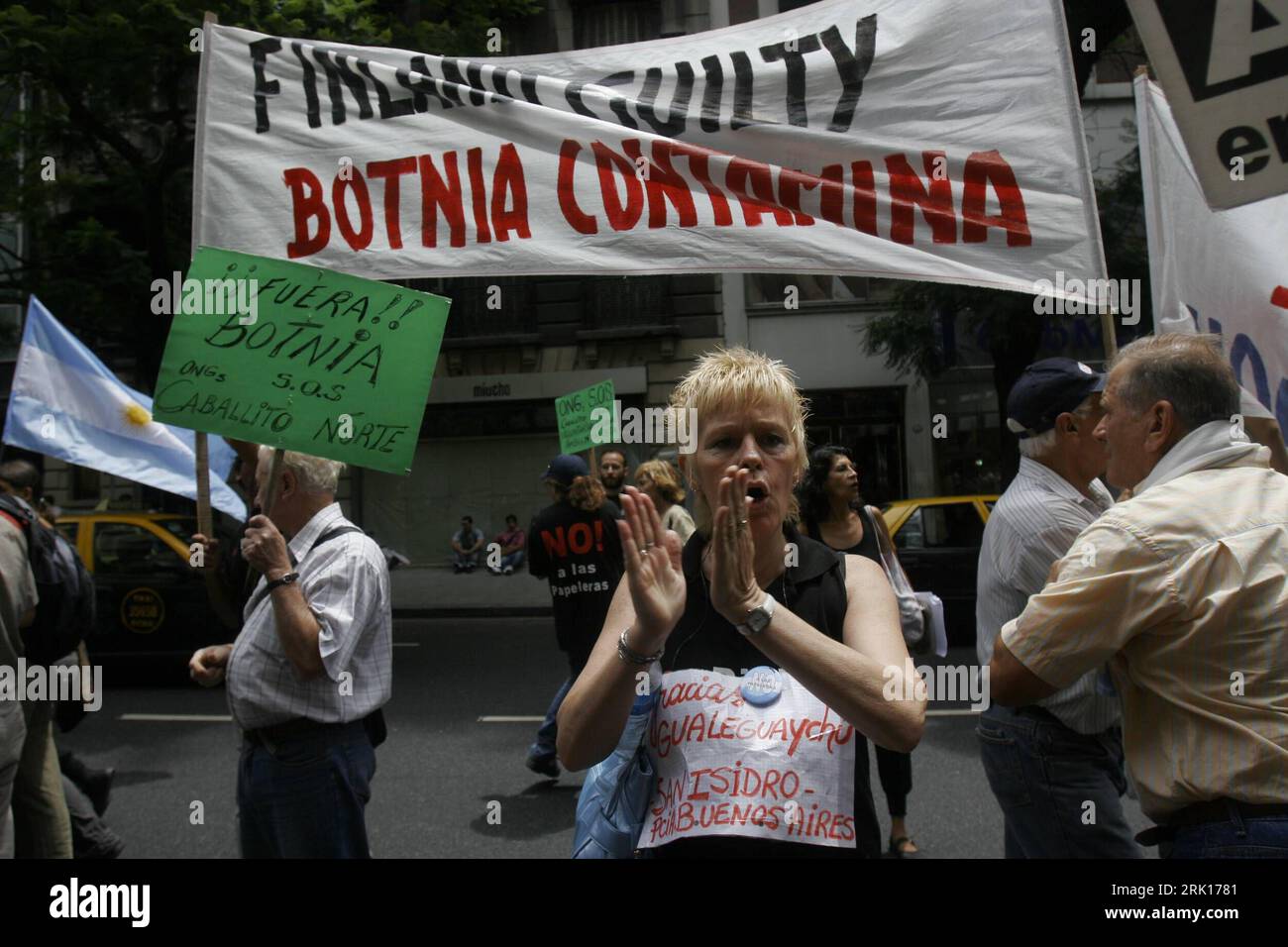 Bildnummer: 52868334 Datum: 29.01.2009 Copyright: imago/Xinhua Umweltaktivisten demonstrieren vor der finnischen Botschaft in Buenos Aires anlässlich des Weltsozialforums in Belem - PUBLICATIONxNOTxINxCHN, Personen; 2009, Buenos Aires, Argentinien , Weltsozialforum, Politik, Demo, Proteste; , quer, Kbdig, Gruppenbild, Close, Gesellschaft, Südamerika Bildnummer 52868334 Datum 29 01 2009 Copyright Imago XINHUA Umweltaktivisten demonstrieren vor der finnischen Botschaft in Buenos Aires während des Weltsozialforums in Belem PUBLICATIONxNOTxINxCHN People 2009 Buenos Aires Argentina Worl Stockfoto