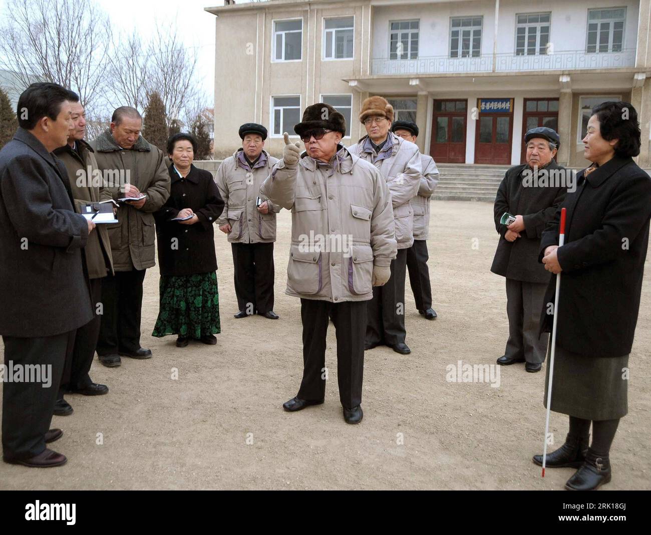 Bildnummer: 52876824 Datum: 04.02.2009 Copyright: imago/Xinhua Präsident Kim Jong Il (Mitte, Nordkorea) besucht einen Agrarbetrieb in der Provinz Hamgyong - AUFNAHMEDATUM UNKLAR - PUBLICATIONxNOTxINxCHN, Personen; 2009, Provinz Hamgyong, Pressetermin , Politik , Inspektion; , quer, Kbdig, Gruppenbild, Randbild, People; Aufnahmedatum geschätzt Bildnummer 52876824 Datum 04 02 2009 Copyright Imago XINHUA Präsident Kim Jong Il Zentrum Nordkorea besuchte eine Farm in der Provinz Hamgyong Datum unklar PUBLICATIONxNOTxINxCHN People 2009 Provinz Hamgyong Pressetelefon Politik Inspektion horizontal K Stockfoto