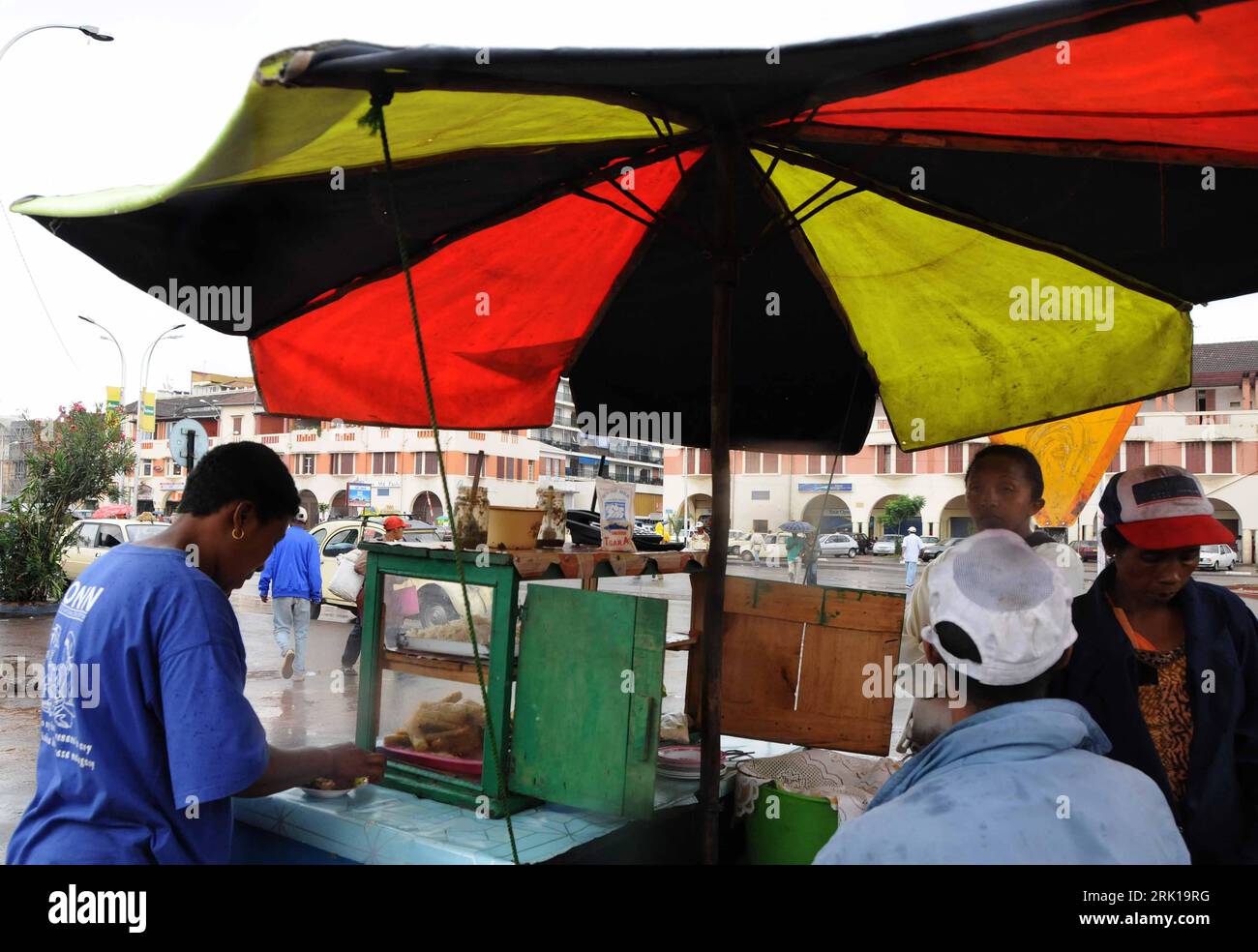 Bildnummer: 52888975 Datum: 12.02.2009 Copyright: imago/Xinhua Imbiss in den Straßen von Antananarivo - Madagaskar PUBLICATIONxNOTxINxCHN, Personen; 2009, Madagaskar, Einheimische, Land, Leute, Straßenverkauf; , quer, Kbdig, Gruppenbild, , , Afrika Bildnummer 52888975 Datum 12 02 2009 Copyright Imago XINHUA Snack in den Straßen von Antananarivo Madagaskar PUBLICATIONxNOTxINxCHN People 2009 Madagaskar Einheimische Land People Street Sale Horizontal Kbdig Group Photo Africa Stockfoto