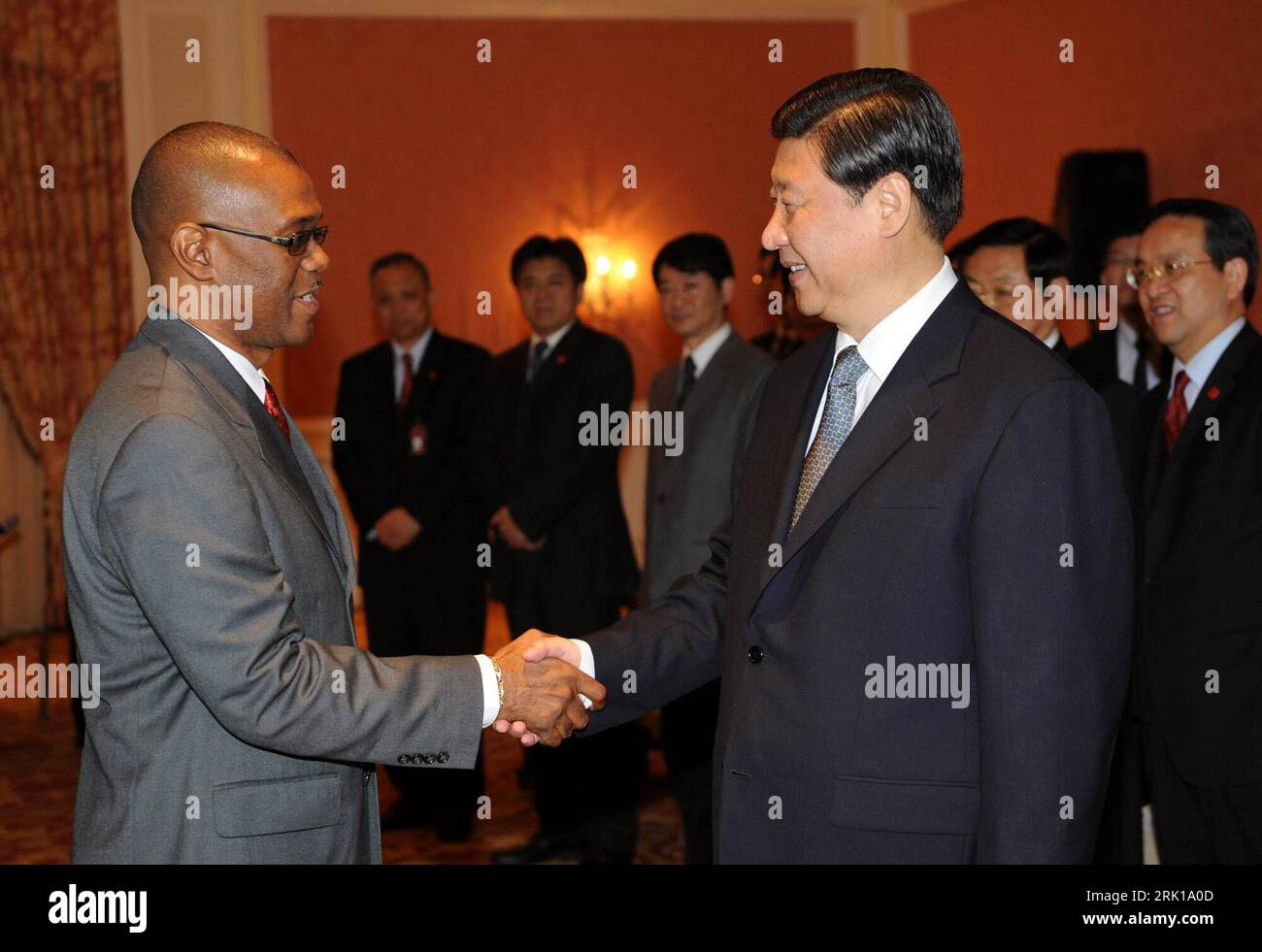 Bildnummer: 52889877 Datum: 13.02.2009 Copyright: imago/Xinhua Vize-Präsident Xi Jinping (Re., China) während eines Treffens mit Charles Sinclair (Jamaika, Bürgermeister Montego Bay) in Montego Bay PUBLICATIONxNOTxINxCHN, Personen; 2009, Montego Bay, Politik , Pressetermin , Schüttelhandschuhe, Hände schütteln; , quer, Kbdig, Gruppenbild, Close, Randbild, People Bildnummer 52889877 Datum 13 02 2009 Copyright Imago XINHUA Vizepräsident XI Jinping Right China während eines Treffens mit Charles Sinclair Jamaica Bürgermeister Montego Bay in Montego Bay PUBLICATIONxNOTxINxCHN People 2009 Montego Bay Politics Press Cal Stockfoto