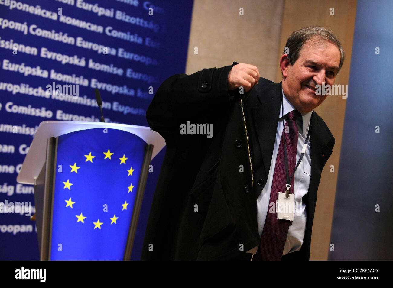 Bildnummer: 52893403 Datum: 16.02.2009 Copyright: imago/Xinhua Jean-Louis Bruguiere (Re., Frankreich/oberster Ermittlungsrichter/Vizepräsident des Tribunal de Grande Instance) während einer Pressekonferenz zur EU-Einschätzung des US-Programme - Programm zur Verfolgung der Terrorismusfinanzierung - in Brüssel - PUBLICATIONxNOTxINxCHN , Personen , optimistisch; 2009, Brüssel, Politik, , Pressekonferenz , Pressetermin , lächelt; , quer, Kbdig, Einzelbild, Close, Randbild, People Bildnummer 52893403 Datum 16 02 2009 Copyright Imago XINHUA Jean Louis Right Frankreich Top-Vizepräsident The Tribunal de Grande du Stockfoto