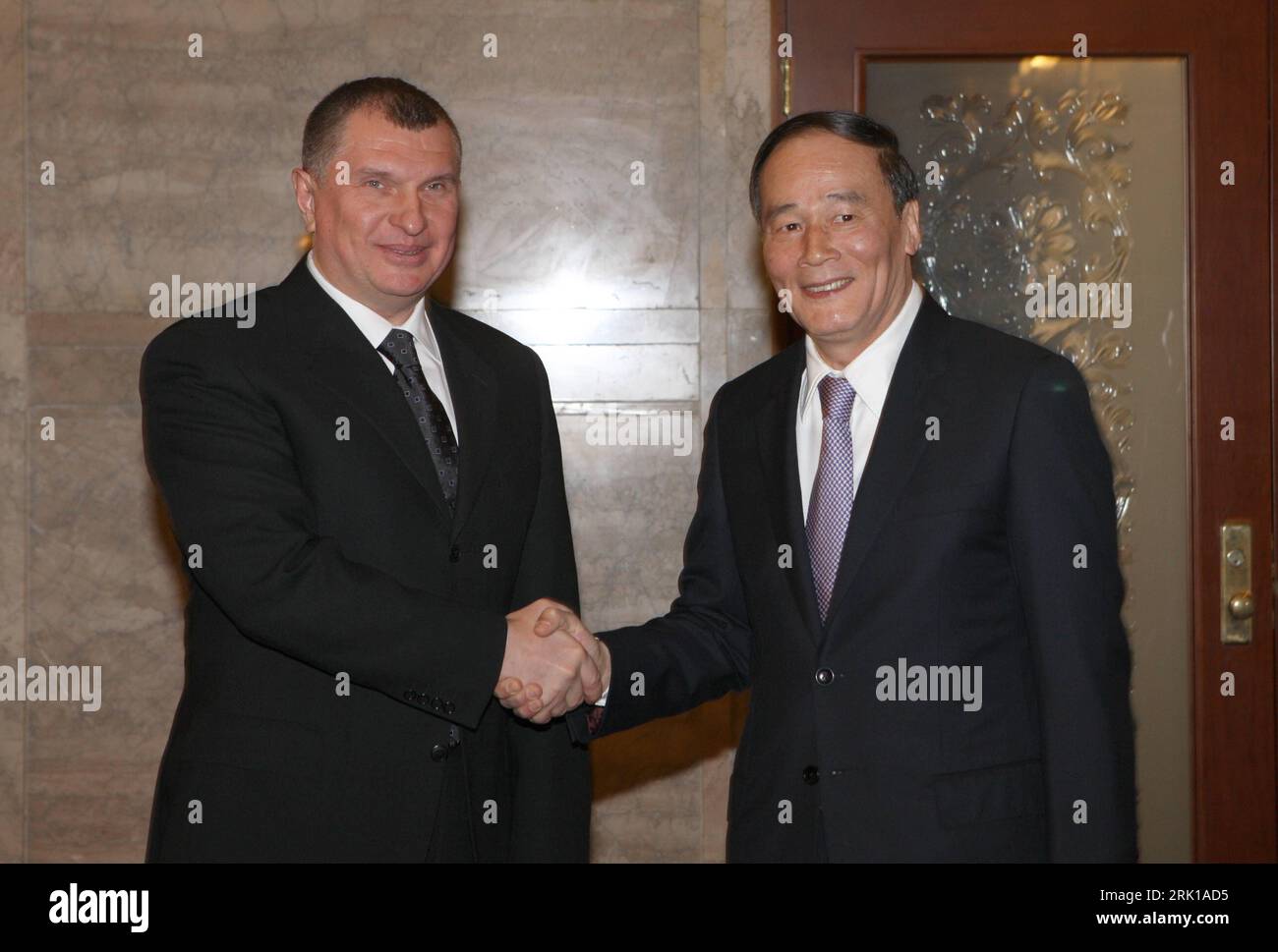 Bildnummer: 52894671 Datum: 17.02.2009 Copyright: imago/Xinhua Stellvertretender Minister Wang Qishan (Re., China) während eines Treffens mit Stellvertretender Minister Igor Sechin (Russland) in Peking - PUBLICATIONxNOTxINxCHN, Personen; 2009, Peking, Pressetermin, Politik, Hände schütteln, Schütteleien; , quer, Kbdig, Gruppenbild, Randbild, People Bildnummer 52894671 Datum 17 02 2009 Copyright Imago XINHUA Stellvertretender Premierminister Wang Qishan Right China während eines Treffens mit dem Stellvertretenden Premierminister Igor Sechin Russland in Peking PUBLICATIONxNOTxINxCHN People 2009 Beijing Pressestimmen Politik Hände schütteln Hand schütteln Stockfoto