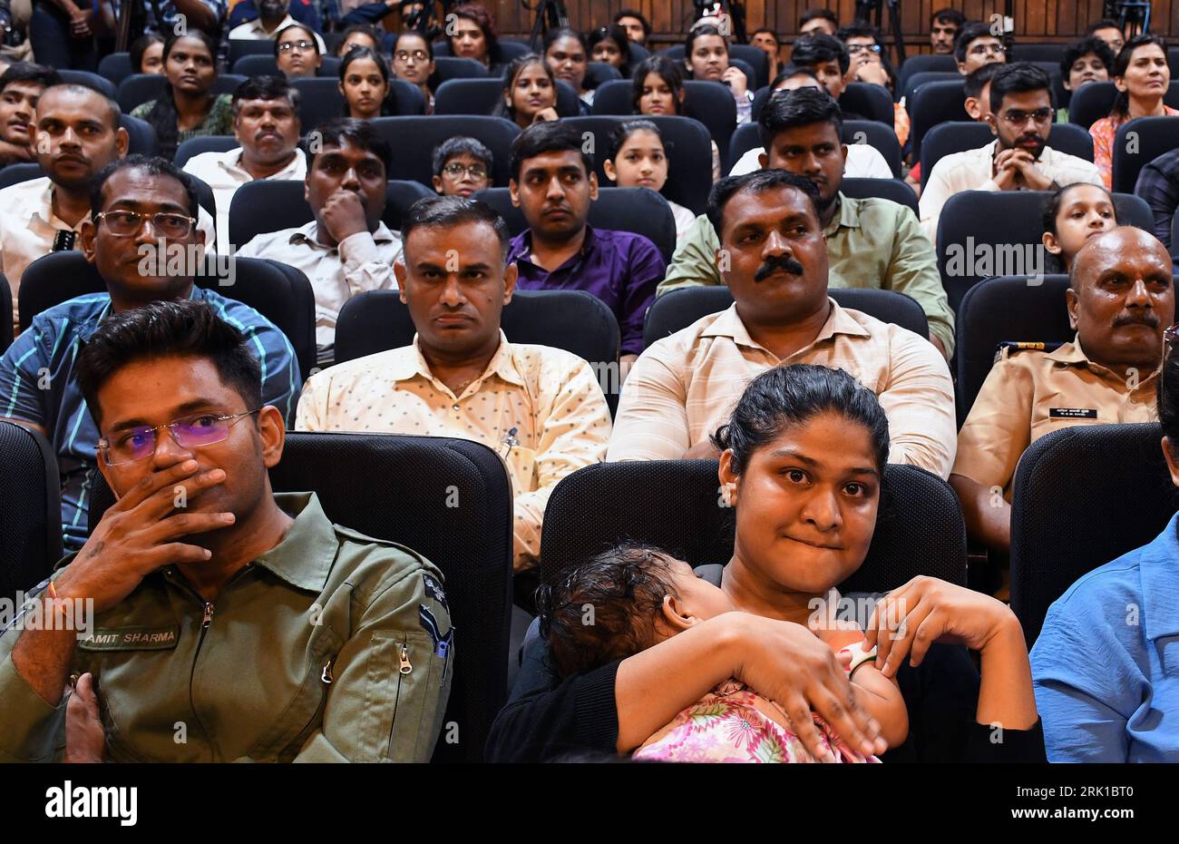 Mumbai, Indien. August 2023. Die Leute sehen Live-Streaming von Chandrayaan-3 im Auditorium des Nehru Science Centre in Mumbai. Indien war das erste Land, das seinen Vikram Lander von Chandrayaan-3 erfolgreich auf dem Südpol der Mondoberfläche landete. Quelle: SOPA Images Limited/Alamy Live News Stockfoto