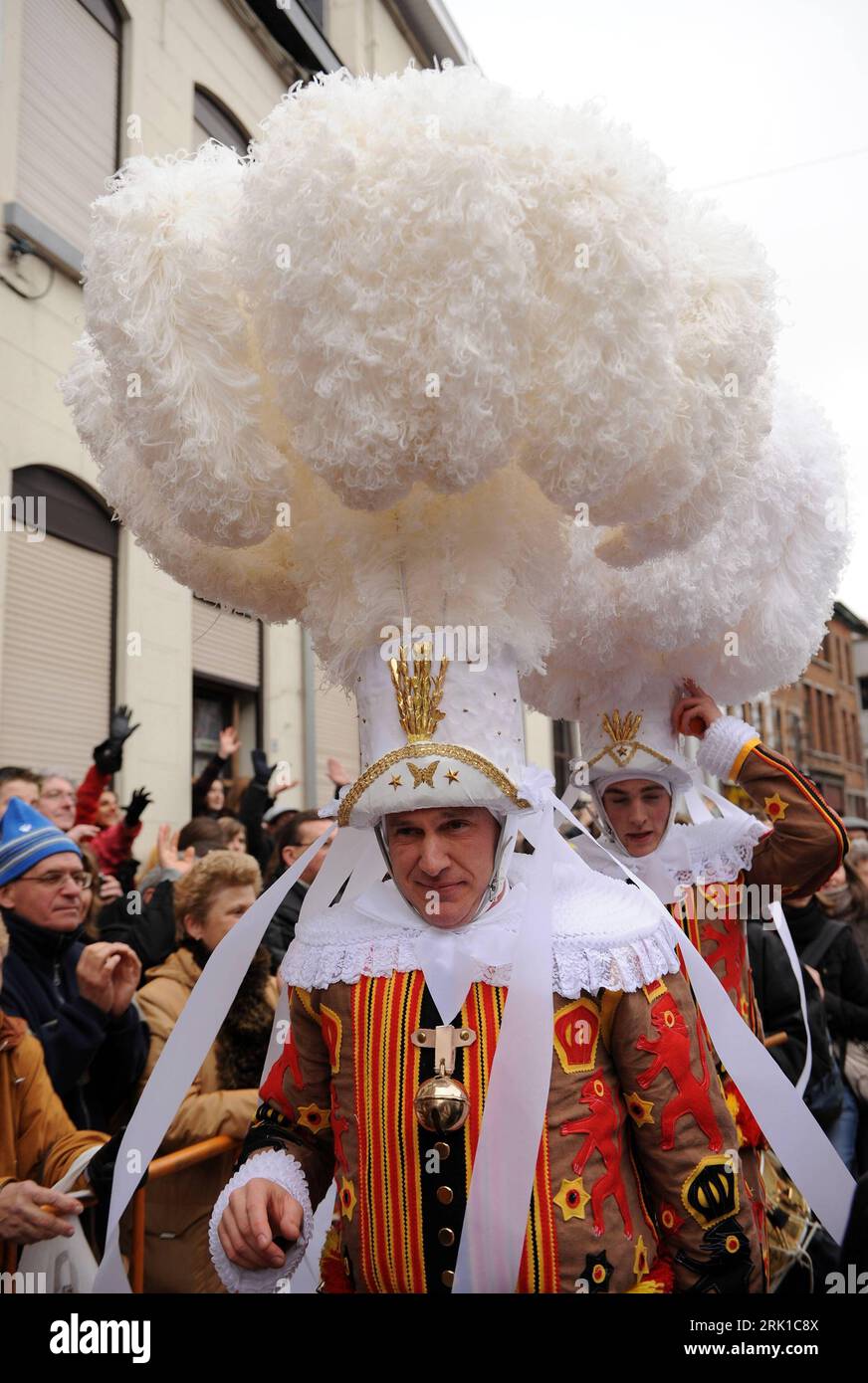 Bildnummer: 52908249 Datum: 24.02.2009 Copyright: imago/Xinhua Kostümierte Teilnehmer des Karnevals in Binche bei Brüssel PUBLICATIONxNOTxINxCHN , Personen; 2009, Binche bei Brüssel , Belgien, Kostüm, kostümiert, verkleidet, Verkleidung , ,; , hoch, Kbdig, Gruppenbild, , , , Europa o0 Karneval, traditionelles fest Bildnummer 52908249 Datum 24 02 2009 Copyright Imago XINHUA Kostümierte Teilnehmer der Karneval in Binche in Brüssel PUBLICATIONxNOTxINxCHN People 2009 Binche in Brüssel Belgien Kostüm kostümierte Verkleidungen mit vertikalem Kbdig Gruppenfoto Europa o0 Karneval traditionell p Stockfoto