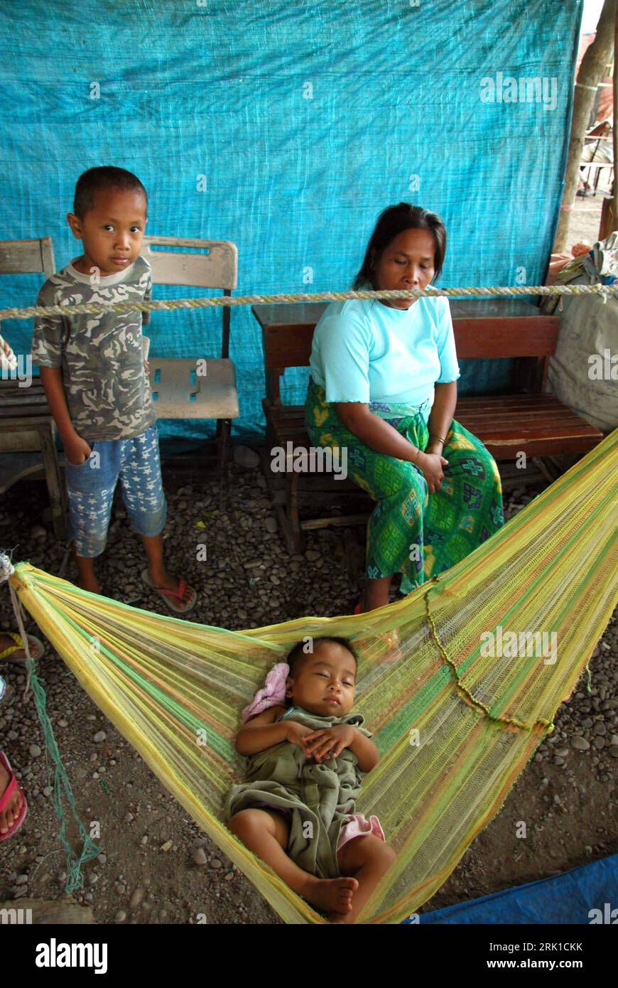 Bildnummer: 52910468 Datum: 20.11.2008 Copyright: imago/Xinhua Obdachlose philippinische Familie in Maguindanao - Philippinen PUBLICATIONxNOTxINxCHN, Personen; 2008, Maguindanao , Einheimische, Frau, Kind, Kinder; , hoch, Kbdig, Gruppenbild, Armut, Gesellschaft, , Gesellschaft, Asien o0 Obdachlosigkeit Bildnummer 52910468 Datum 20 11 2008 Copyright Imago XINHUA Obdachlose philippinische Familie in Maguindanao Philippinen PUBLICATIONxNOTxINxCHN Menschen 2008 Maguindanao Einheimische Frau Kind Kinder vertikal Kbdig Group Foto Armut Gesellschaft Asien o0 Obdachlosigkeit Stockfoto