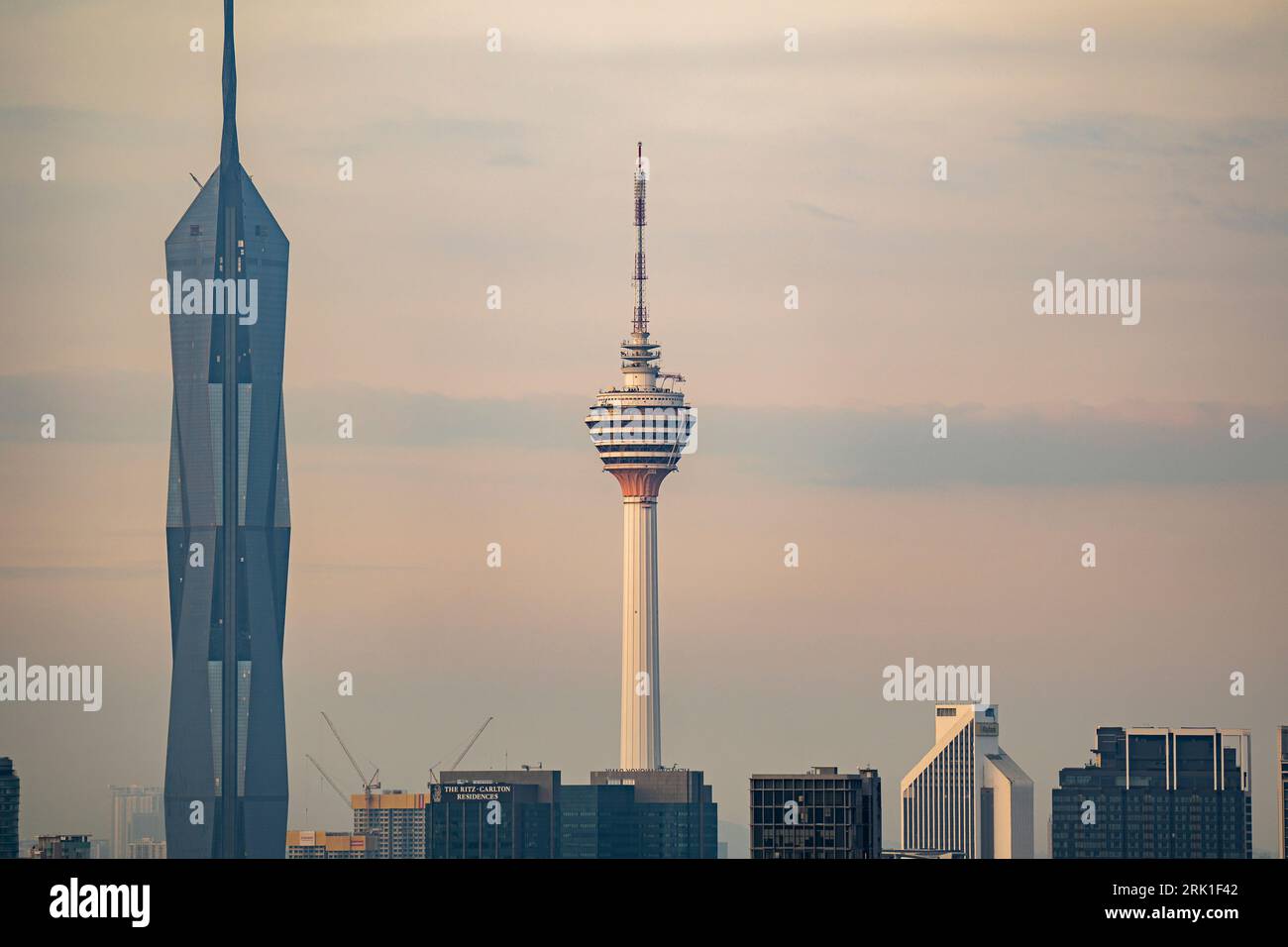 Der Kuala Lumpur Tower, umgangssprachlich KL Tower genannt, ist ein 6-stöckiger, 421 Meter hoher Telekommunikationsturm in Kuala Lumpur, Malaysia. Stockfoto