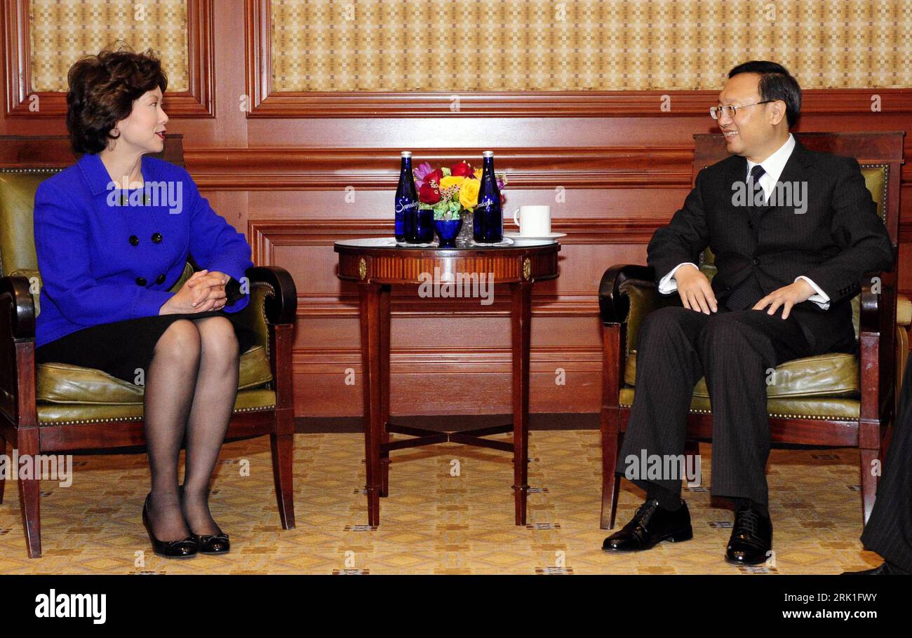 Bildnummer: 52927641 Datum: 11.03.2009 Copyright: imago/Xinhua Außenminister Yang Jiechi (re., China) und Elaine LAN Chao (USA) in Washington DC - PUBLICATIONxNOTxINxCHN, Personen; Uraufführung, 2009, Washington DC, Politik, Pressetermin; , quer, Kbdig, Gruppenbild, Randbild, People Bildnummer 52927641 Datum 11 03 2009 Copyright Imago XINHUA Außenminister Yang Jiechi Right China und Elaine Lan Chao USA in Washington DC PUBLICATIONxNOTxINxCHN People Premiere 2009 Washington DC Politics Press Call Horizontal Kbdig Group Photo Edge Image Prominente Stockfoto