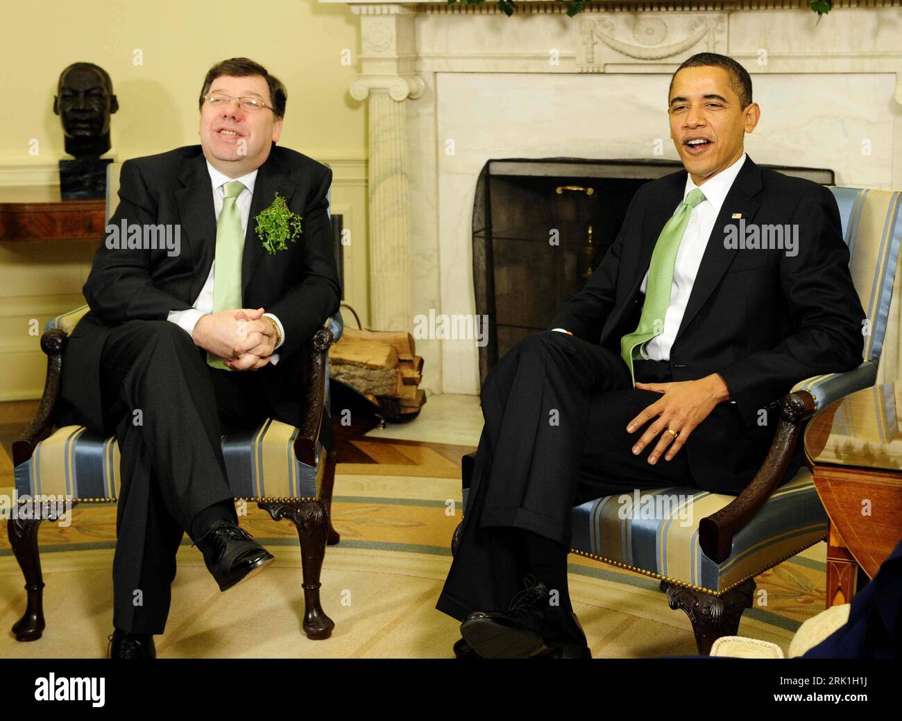 Bildnummer: 52935355 Datum: 17.03.2009 Copyright: imago/Xinhua Präsident Barack Obama (Re., USA) und Premierminister Brian Cowen (Irland) in Washington - PUBLICATIONxNOTxINxCHN, Personen , optimistisch; 2009, Washington, Politik, Pressetermin; , quer, Kbdig, Gruppenbild, Randbild, People Bildnummer 52935355 Datum 17 03 2009 Copyright Imago XINHUA Präsident Barack Obama Right USA und Premierminister Brian Cowen Irland in Washington PUBLICATIONxNOTxINxCHN People Optistic 2009 Washington Politics Press Call Horizontal Kbdig Group Foto Edge Image Prominente Stockfoto