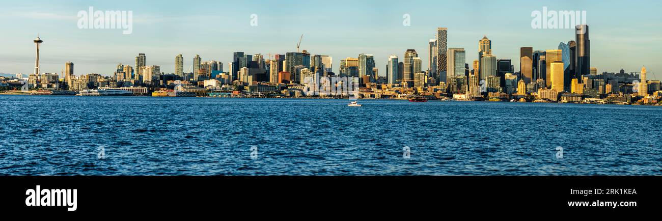 Skyline-Panorama von Seattle ab Alki Beach. Stockfoto