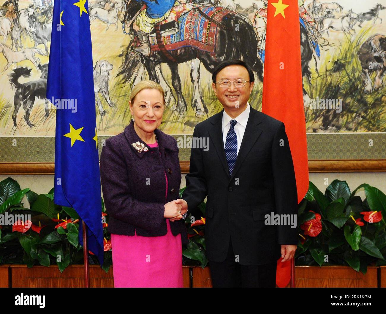 Bildnummer: 52951858 Datum: 29.03.2009 Copyright: imago/Xinhua Außenminister Yang Jiechi (China) während eines Treffens mit Benita Ferrero-Waldner (Kommissarin für Außenbeziehungen EU-Kommission Barroso) in Peking, Personen , optimistisch , premiumd; 2009, Peking, Politik; , quer, Kbdig, Gruppenbild, Randbild, People Bildnummer 52951858 Datum 29 03 2009 Copyright Imago XINHUA Außenminister Yang Jiechi China während eines Treffens mit Benita Ferrero Waldner EU-Kommission Barroso in Peking People Optistic Premiumd 2009 Pekinger Politik Horizontal Kbdig Gr Stockfoto