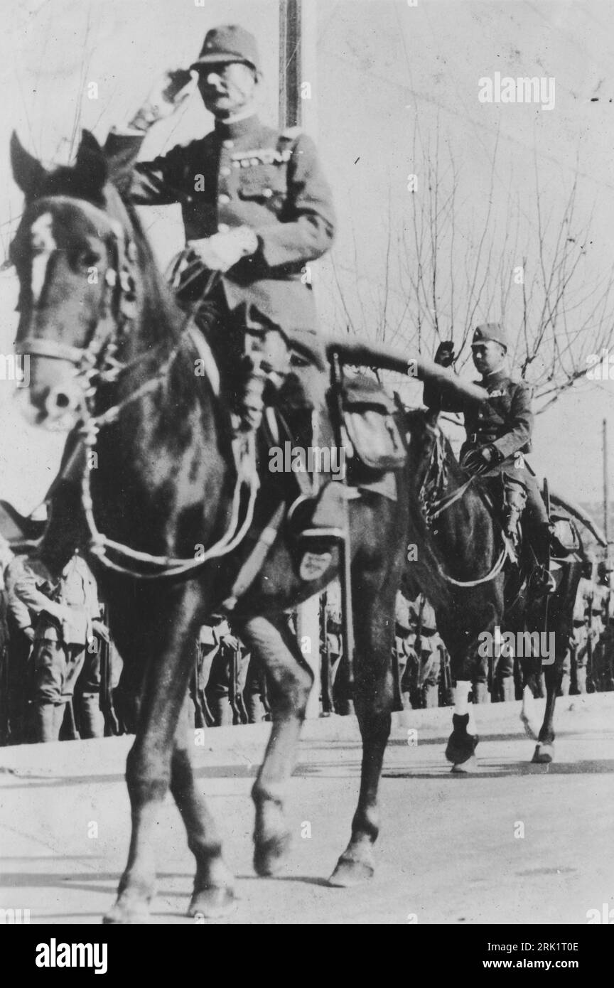 Zweiter Japanisch-Chinesischer Krieg, 1937–1945. Der Kommandeur der Shanghai Expeditionary Army, General Matsui Iwane, reitet während der Feierlichkeiten zum Fall der Stadt an die Kaiserliche Japanische Armee am 17. Dezember 1937 nach Nanking. Stockfoto